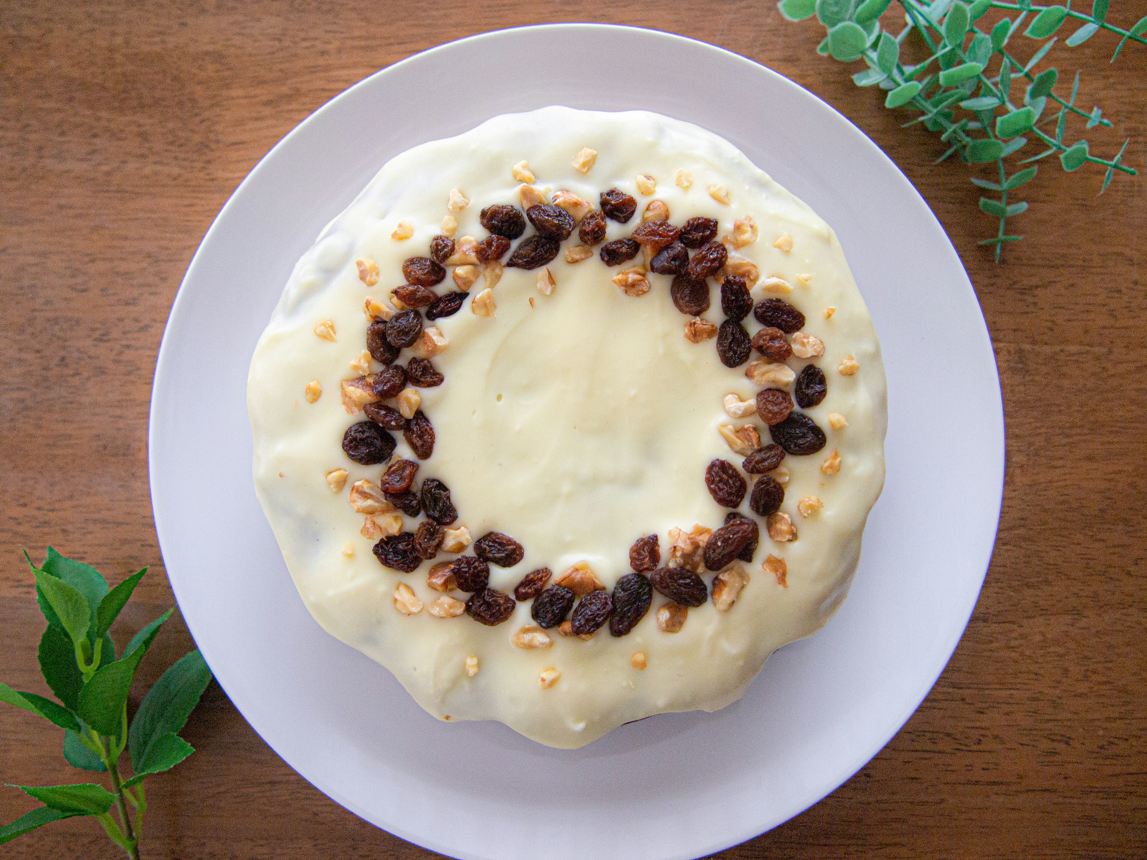 Postre decorado con granos de café y nueces en un plato blanco