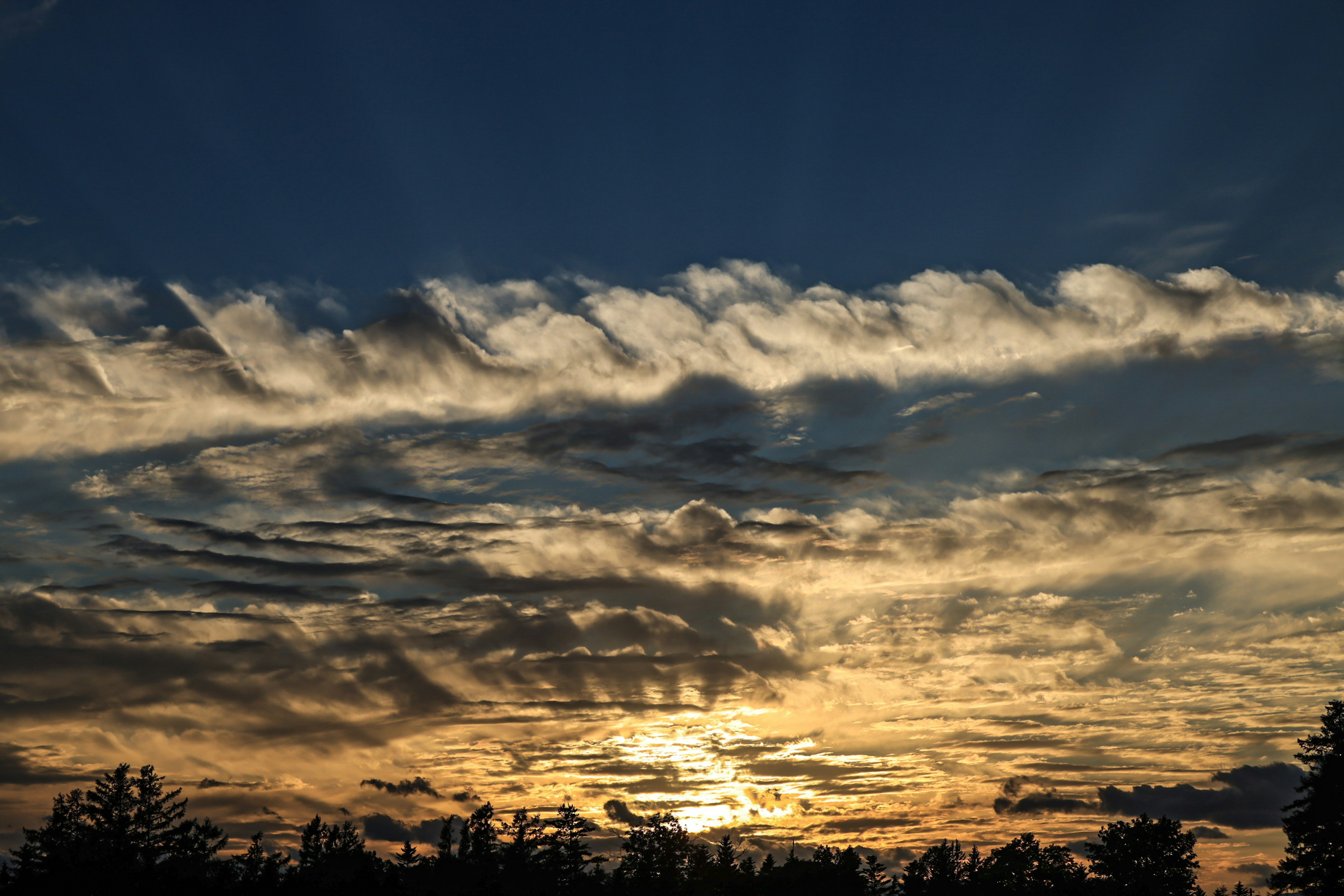 Cielo al tramonto bellissimo con modelli di nuvole e raggi di luce