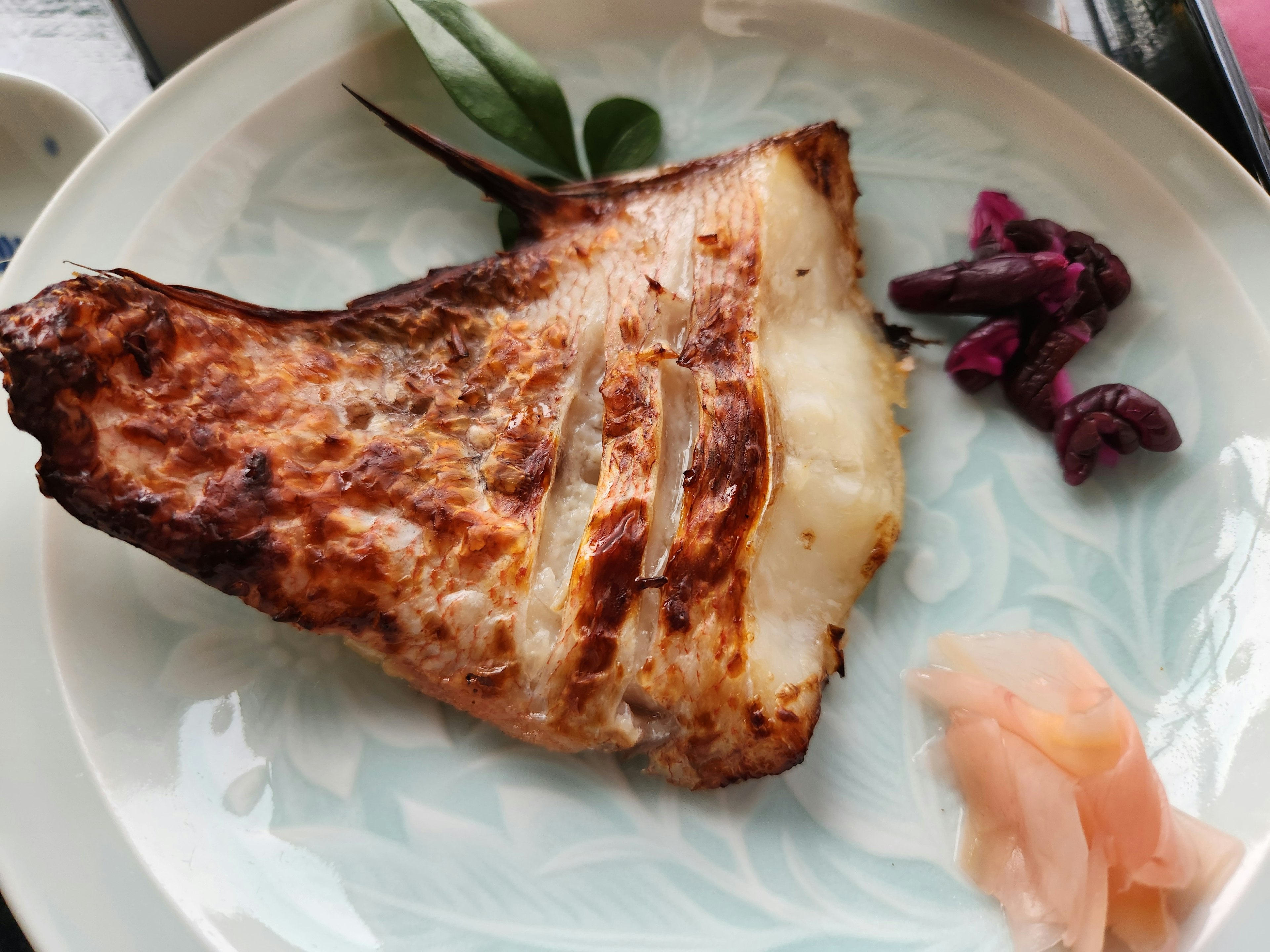 Filet de poisson grillé servi avec des garnitures