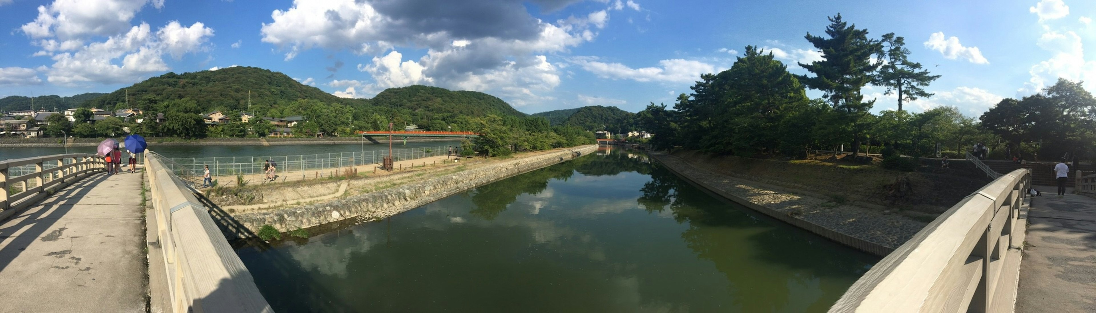 Pemandangan panorama sungai dan gunung dari jembatan