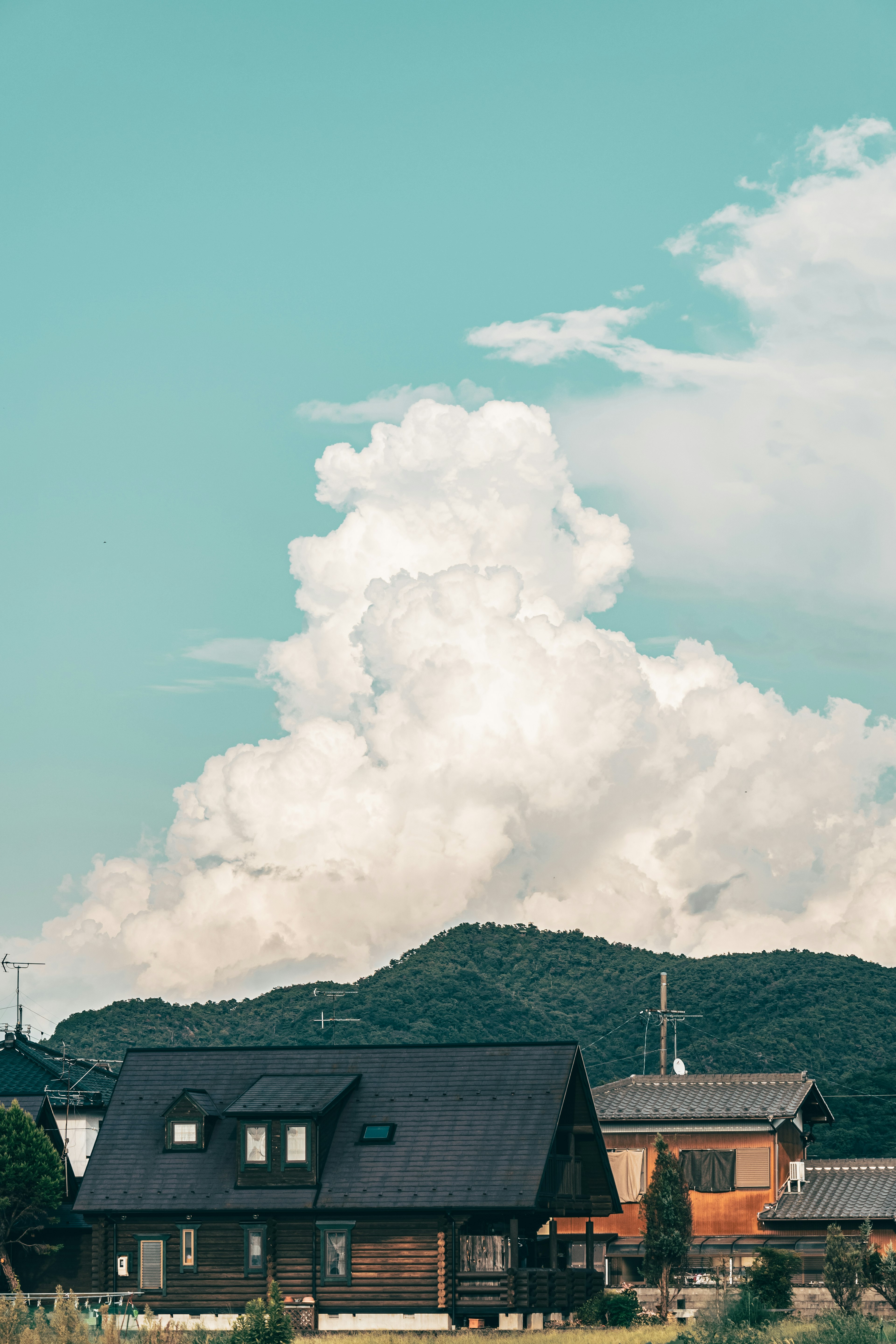 Vista escénica de una casa de madera bajo un cielo azul con nubes blancas esponjosas