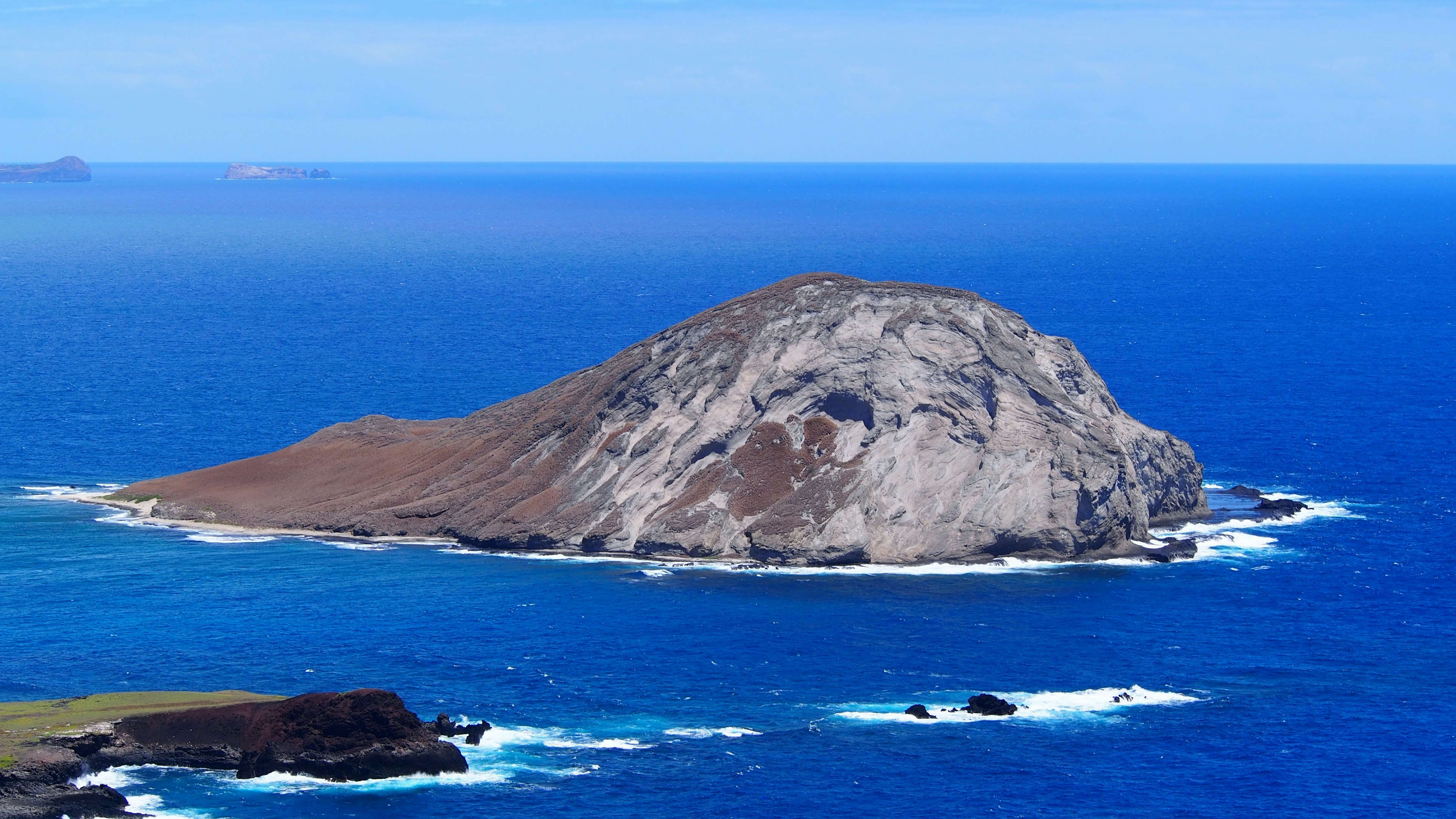 Pulau kecil yang terasing dikelilingi lautan biru