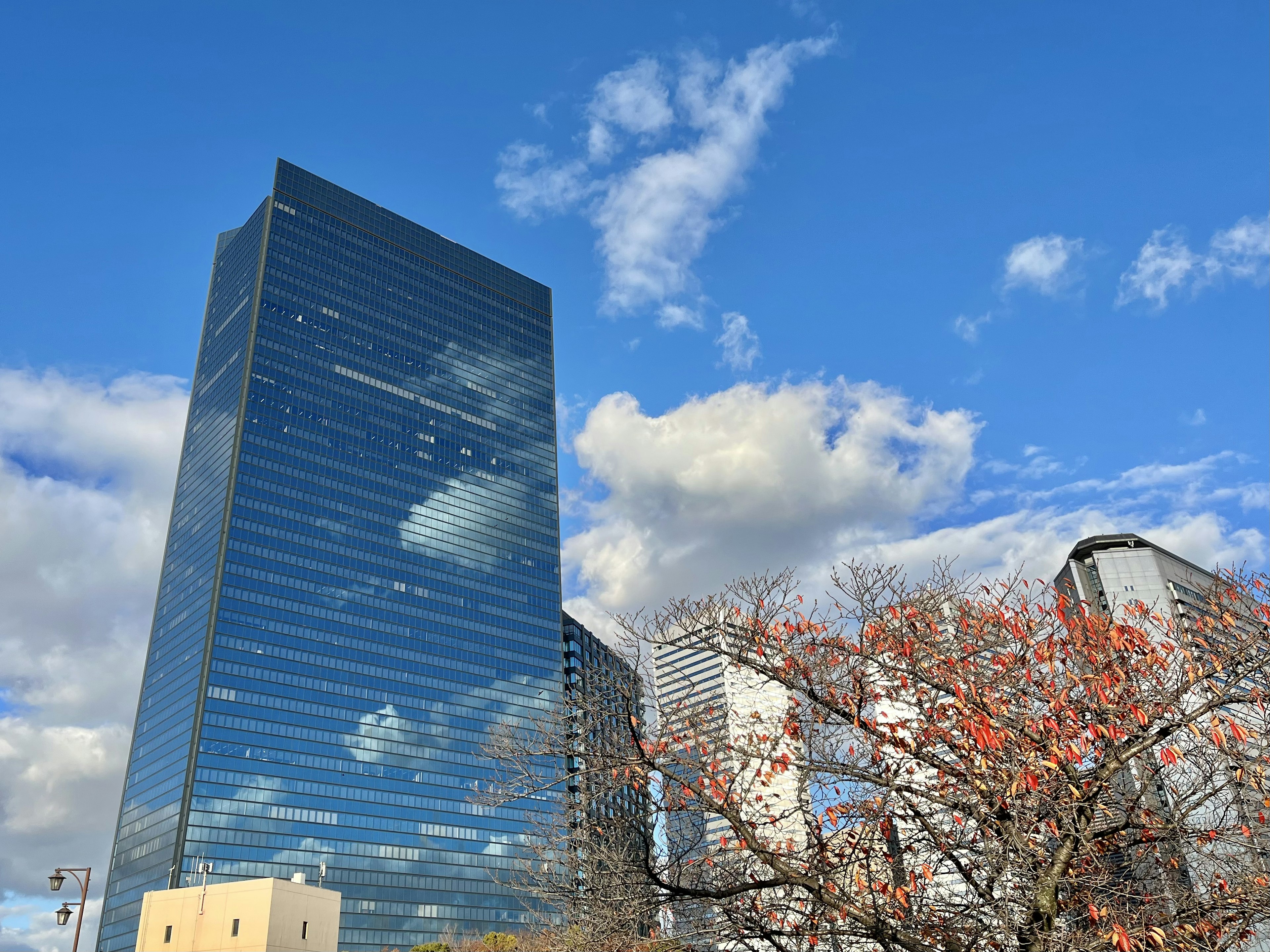 Hochhaus vor blauem Himmel mit Wolken