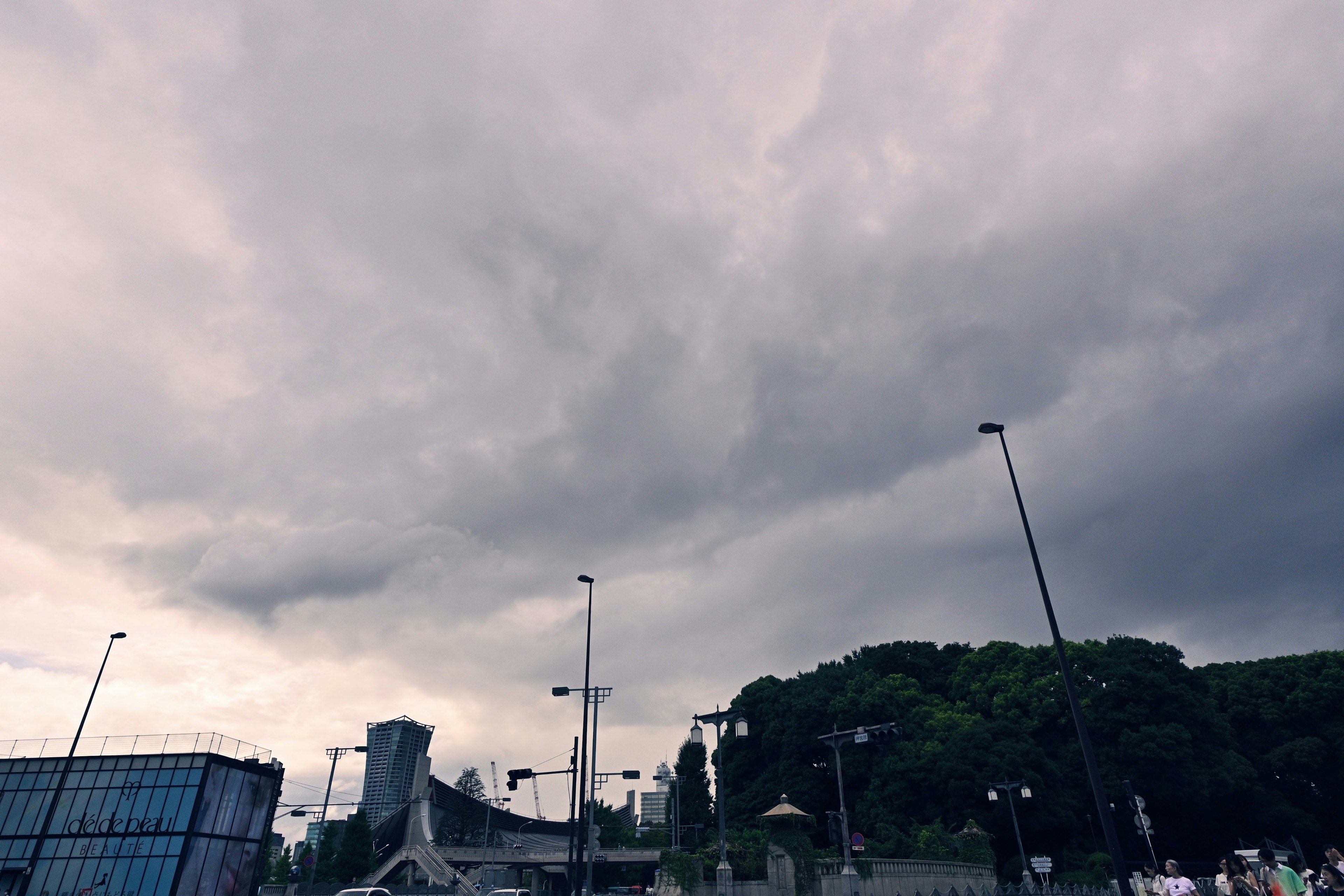 曇り空と街の風景を背景にした画像