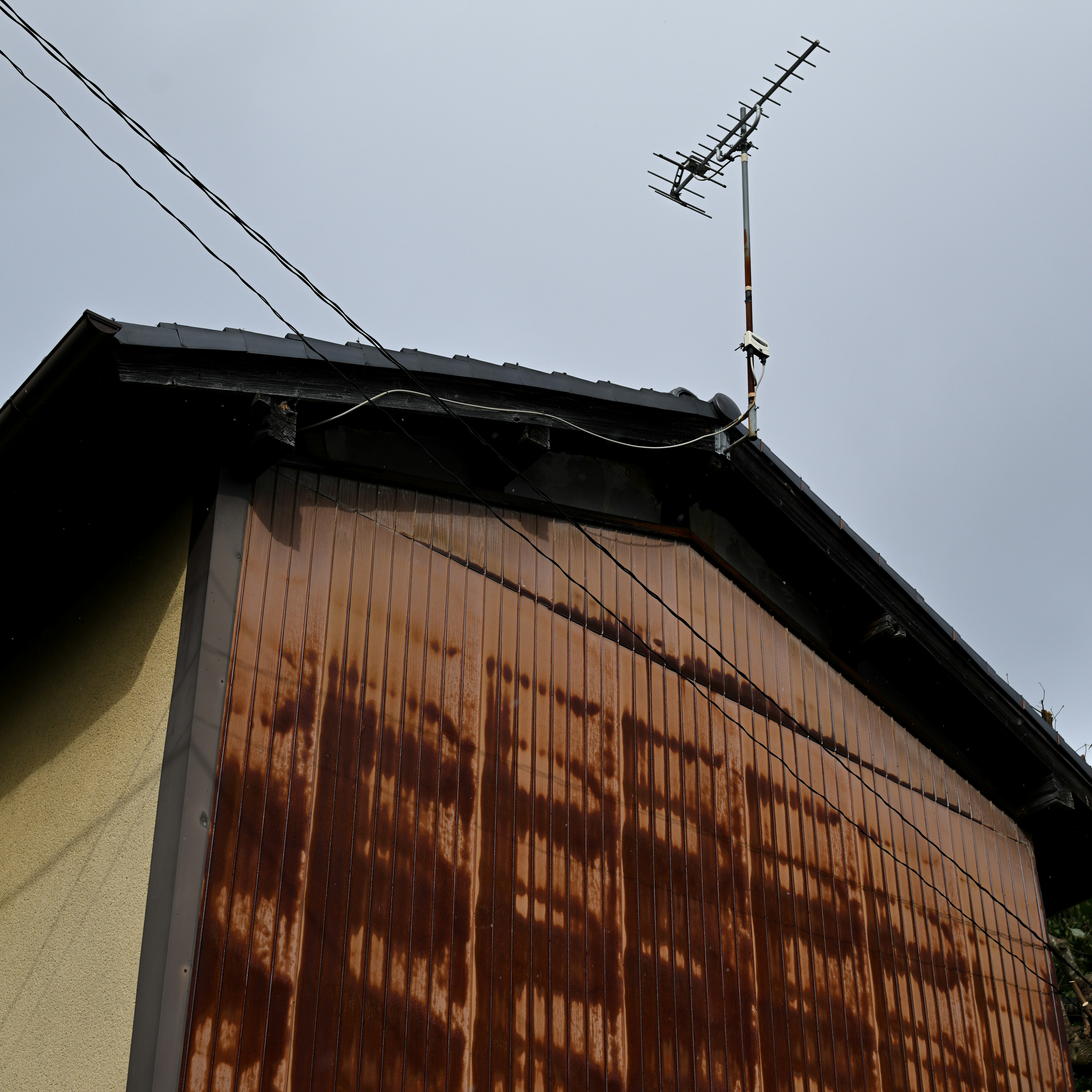 Section d'une maison avec façade en bois et antenne