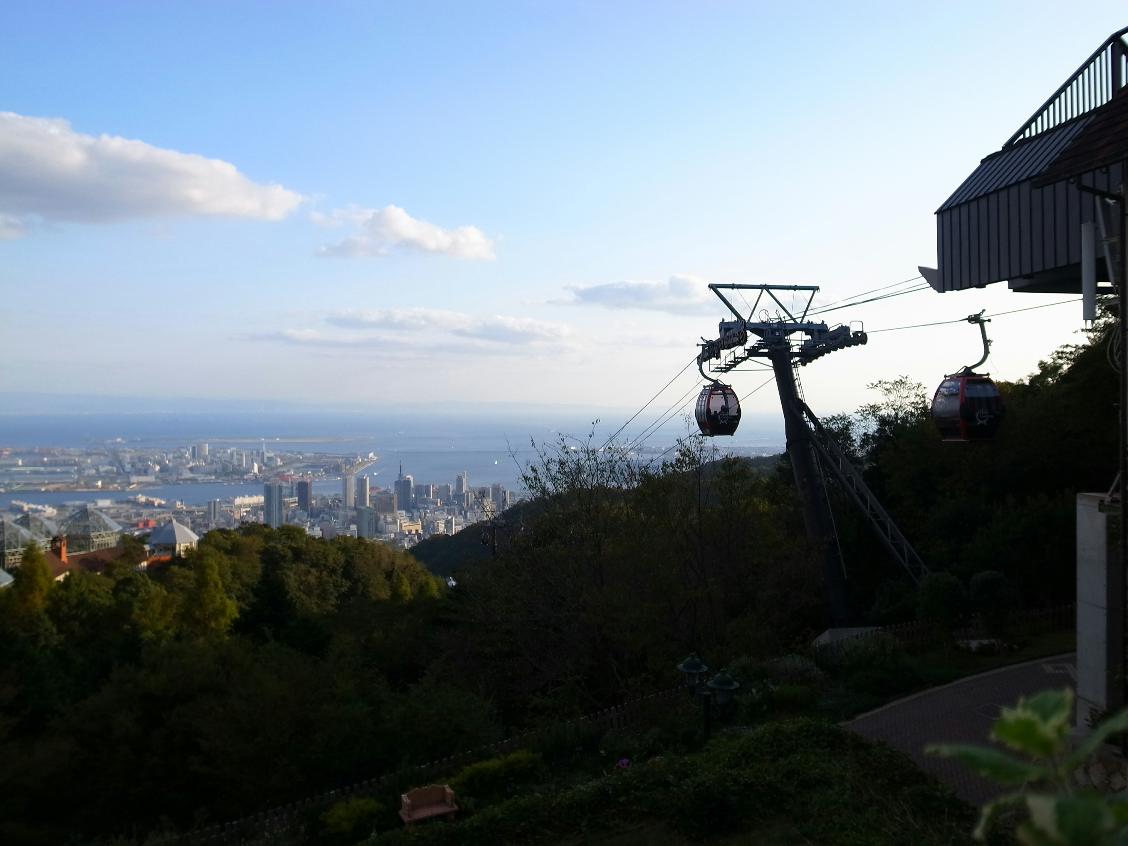 Vista escénica de una ciudad desde una montaña con un teleférico