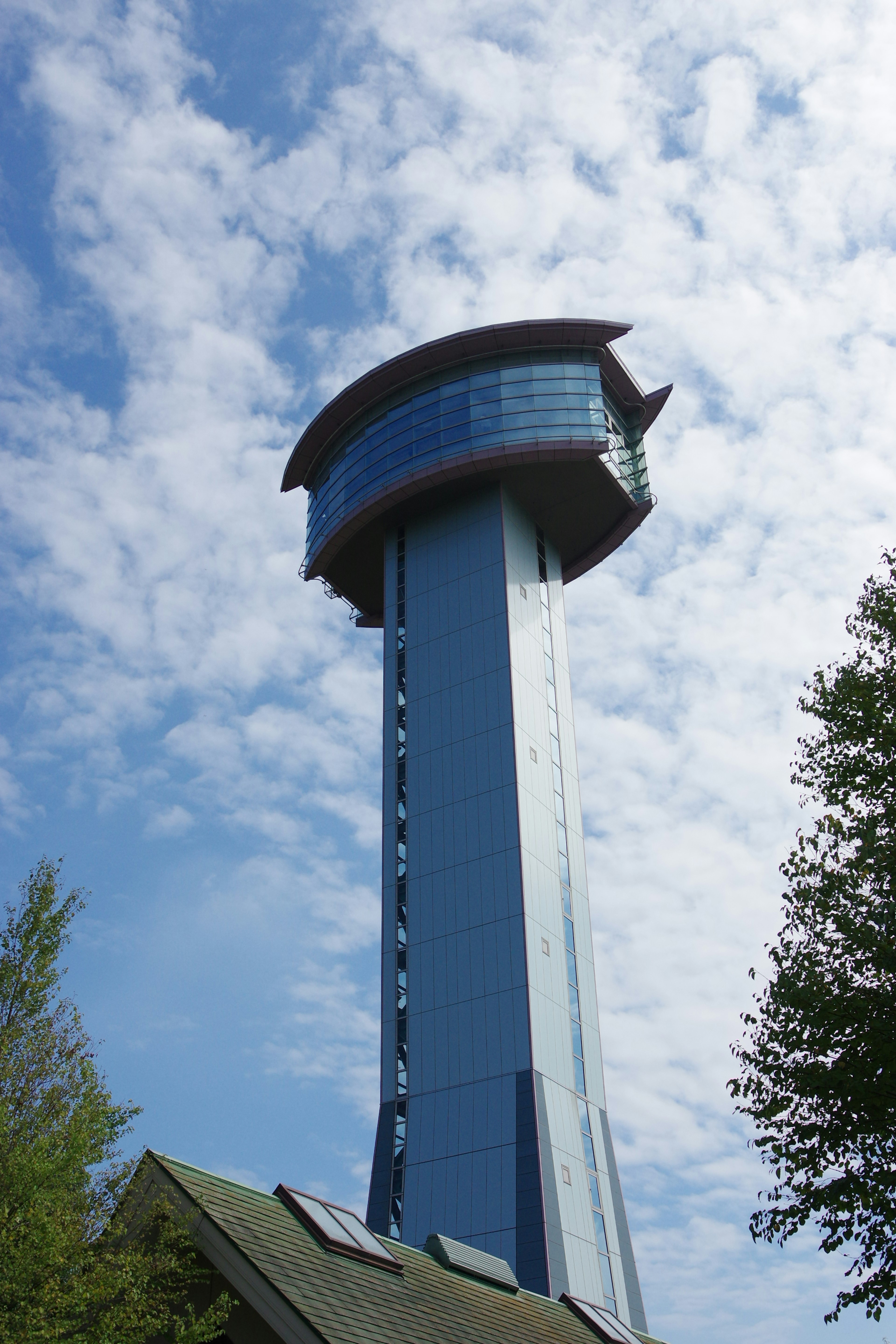 Menara observasi modern di bawah langit biru