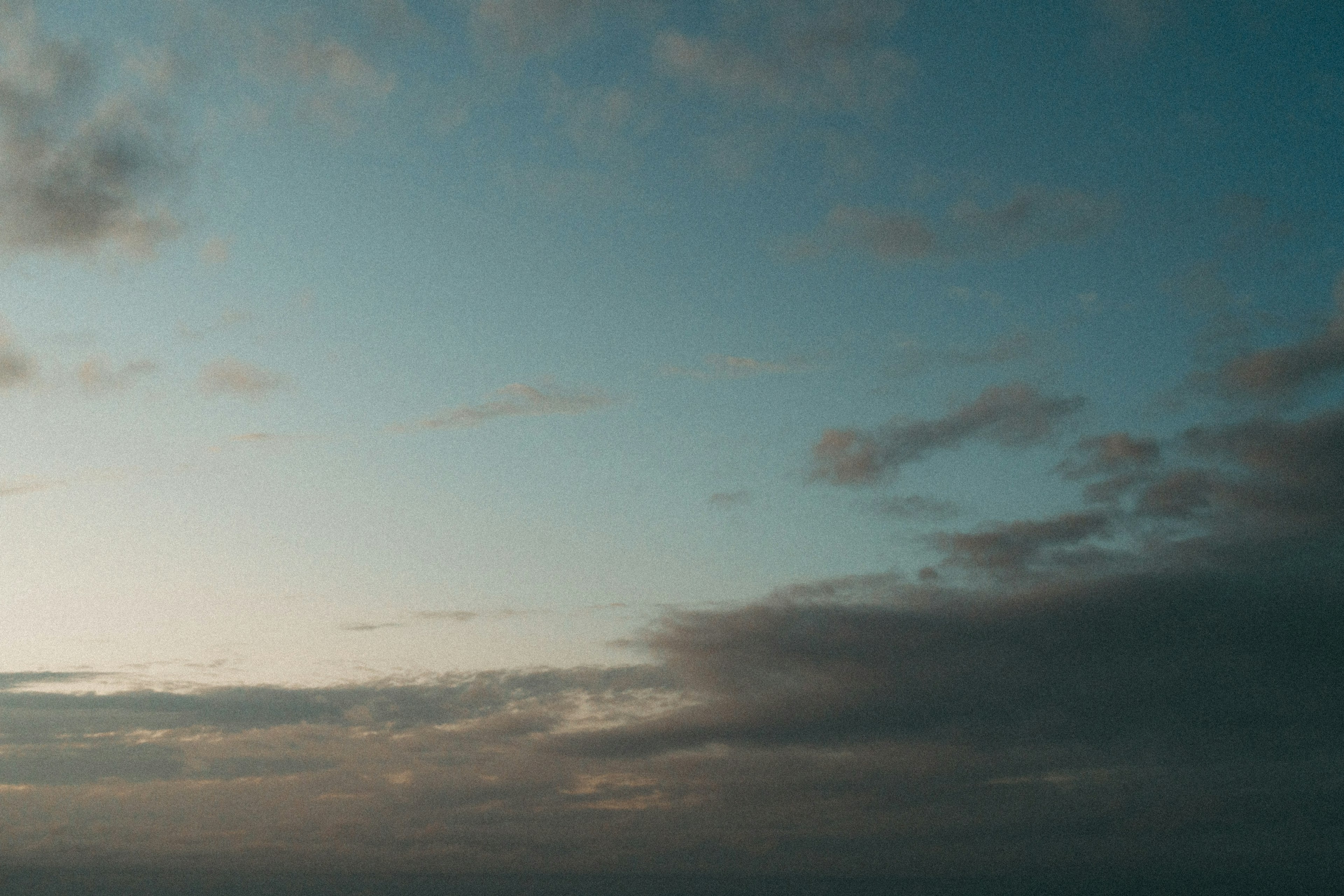 Cielo nublado con tonos de azul y gris