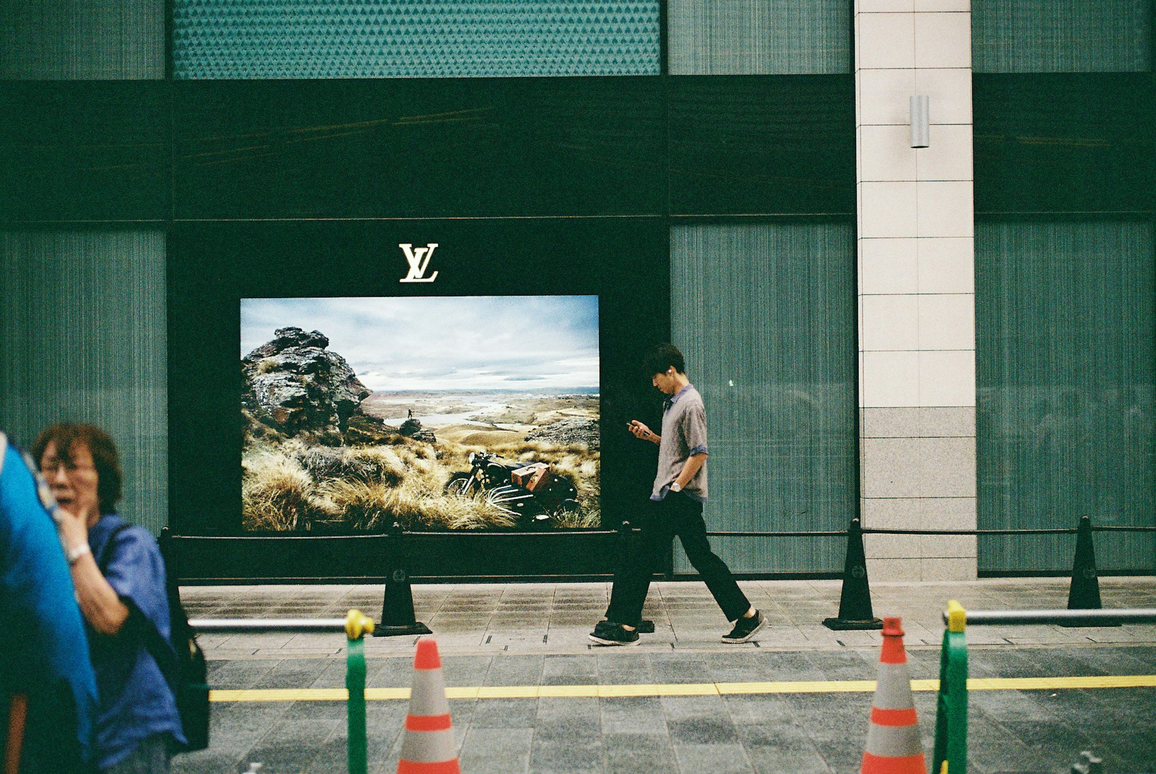 路易威登店面和路过的男人