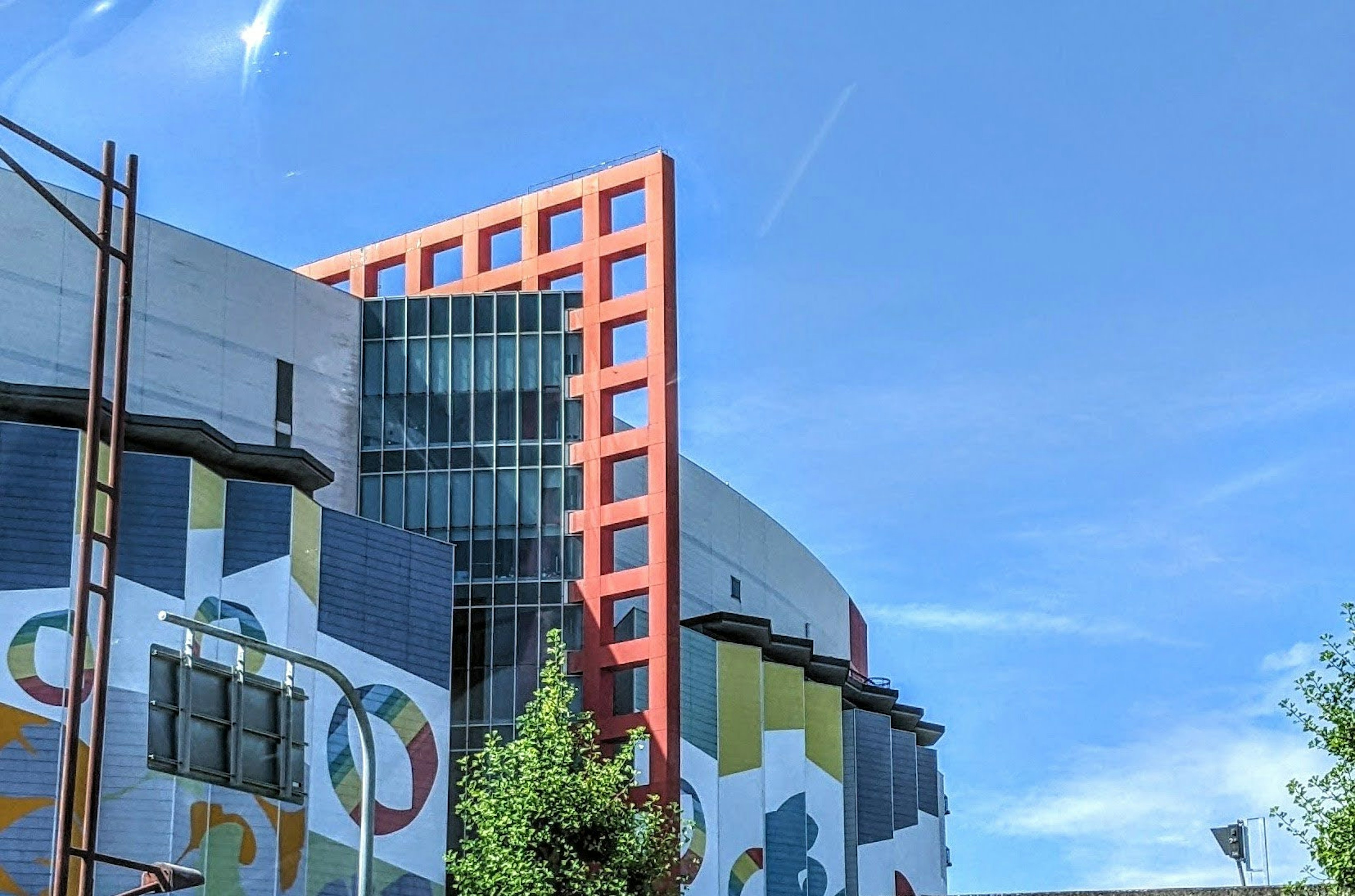 Extérieur d'un bâtiment avec des designs muraux colorés et une architecture moderne