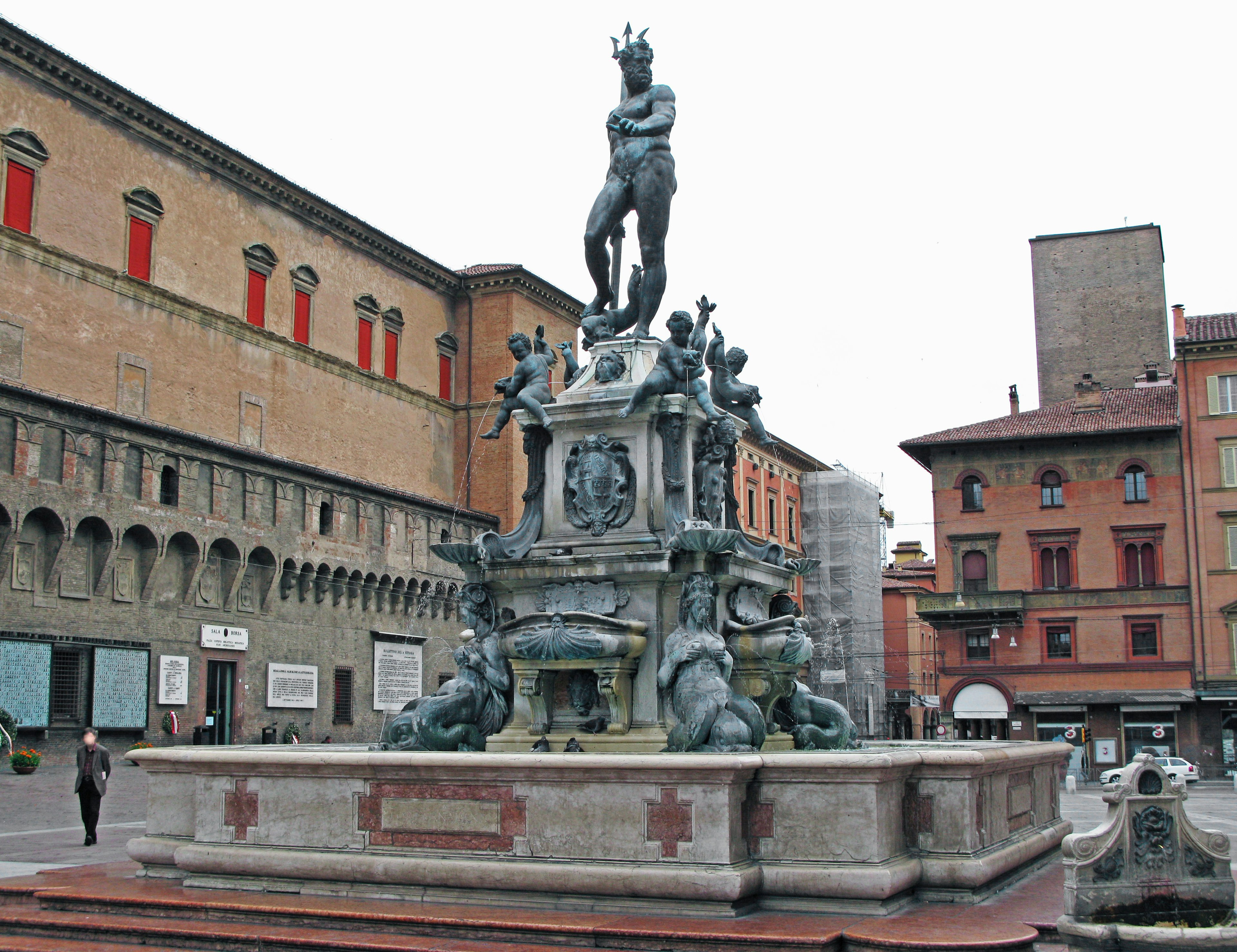 Schöner Brunnen und Skulpturengruppe auf dem Platz in Bologna