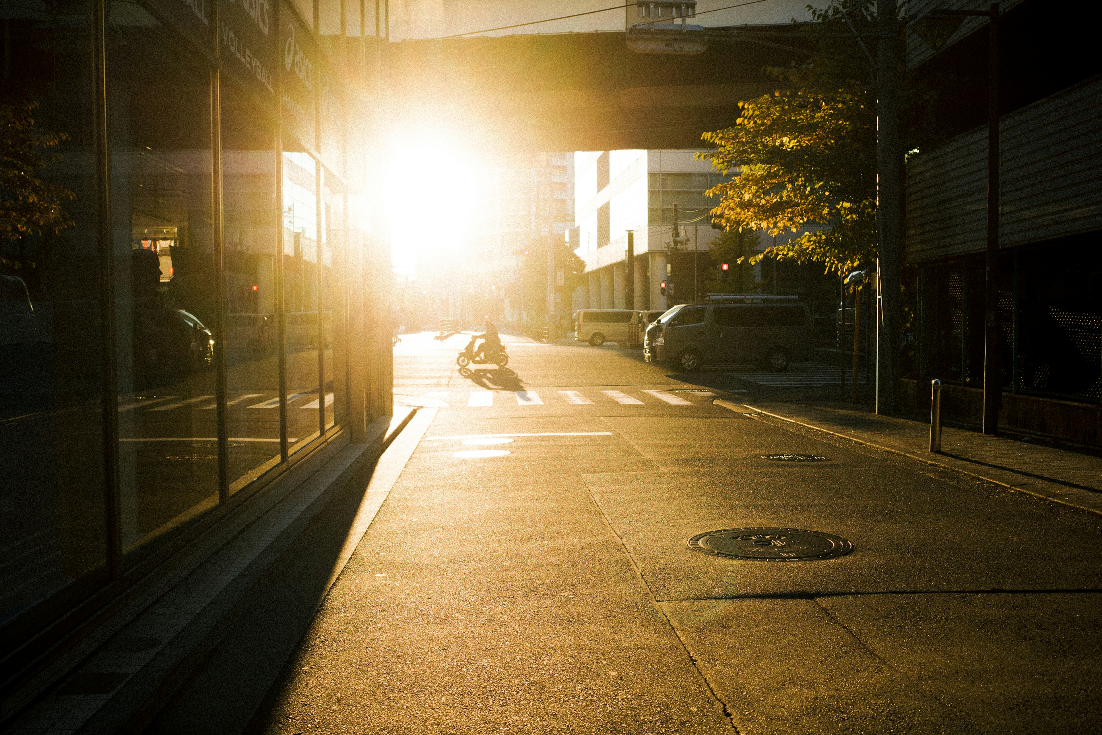 Ruhige Straße, beleuchtet vom Sonnenuntergang