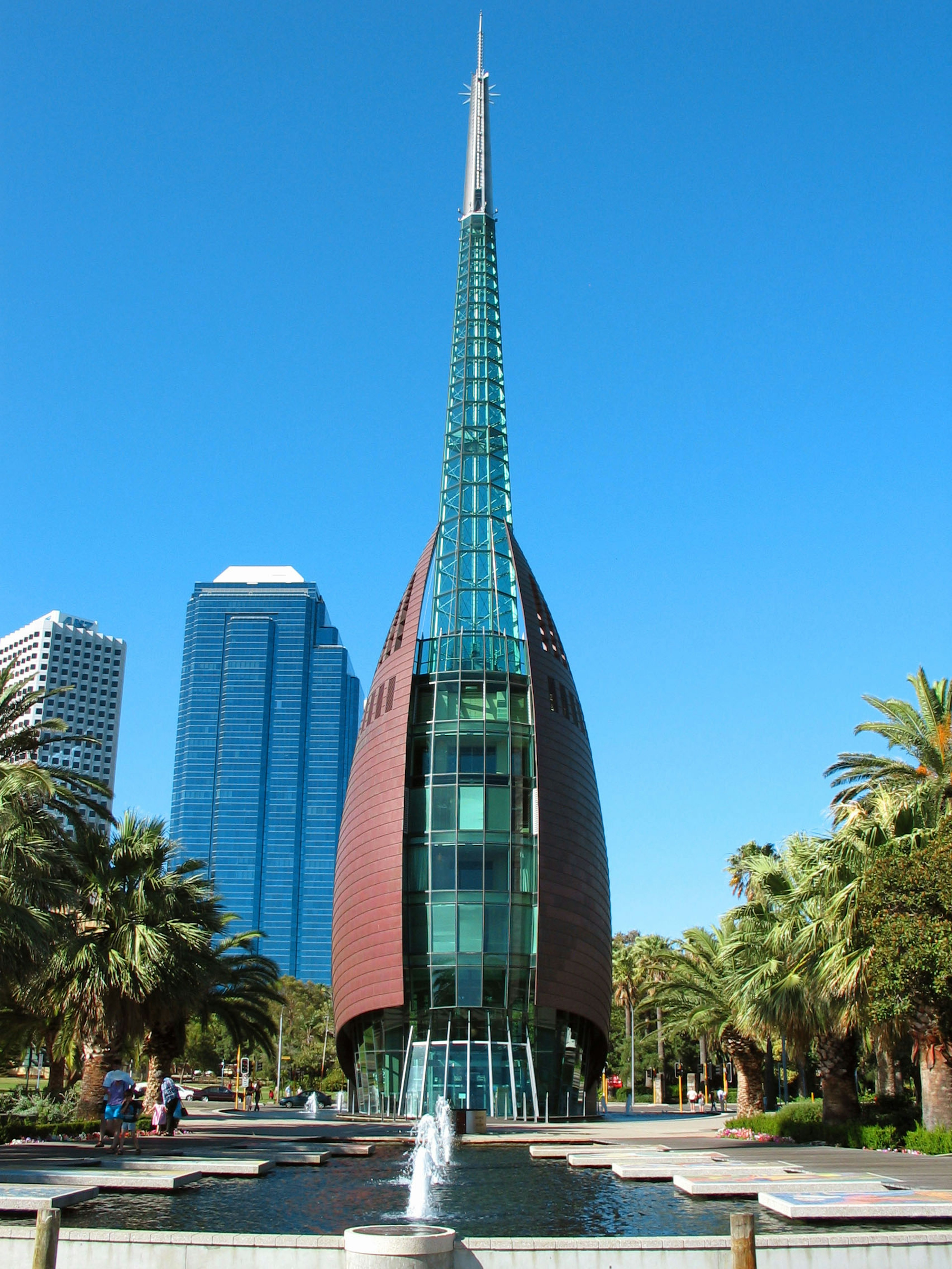 Edificio architettonico unico circondato da palme e dallo skyline di Jacksonville