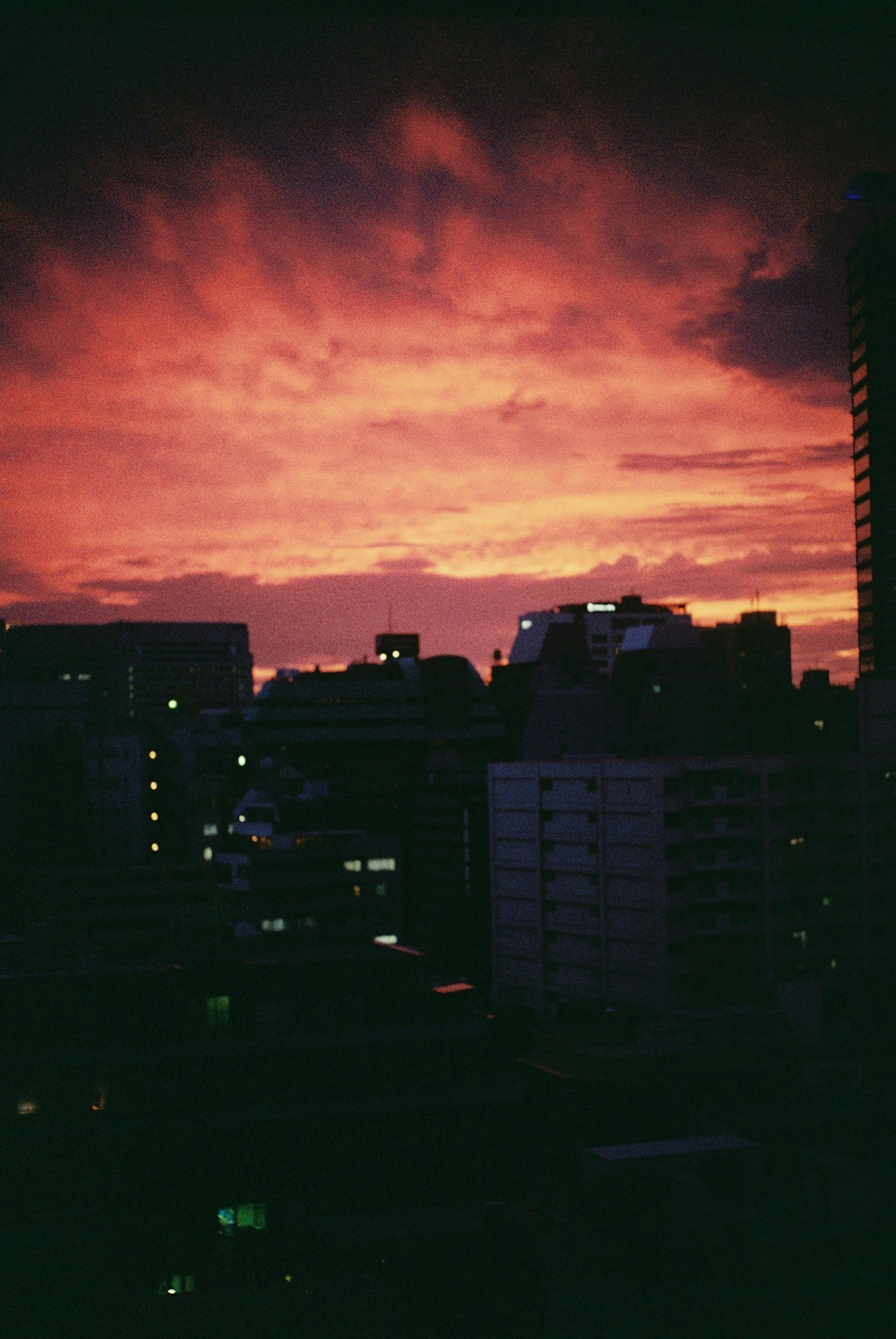 夕焼けの空とビルのシルエットが映える都市の風景