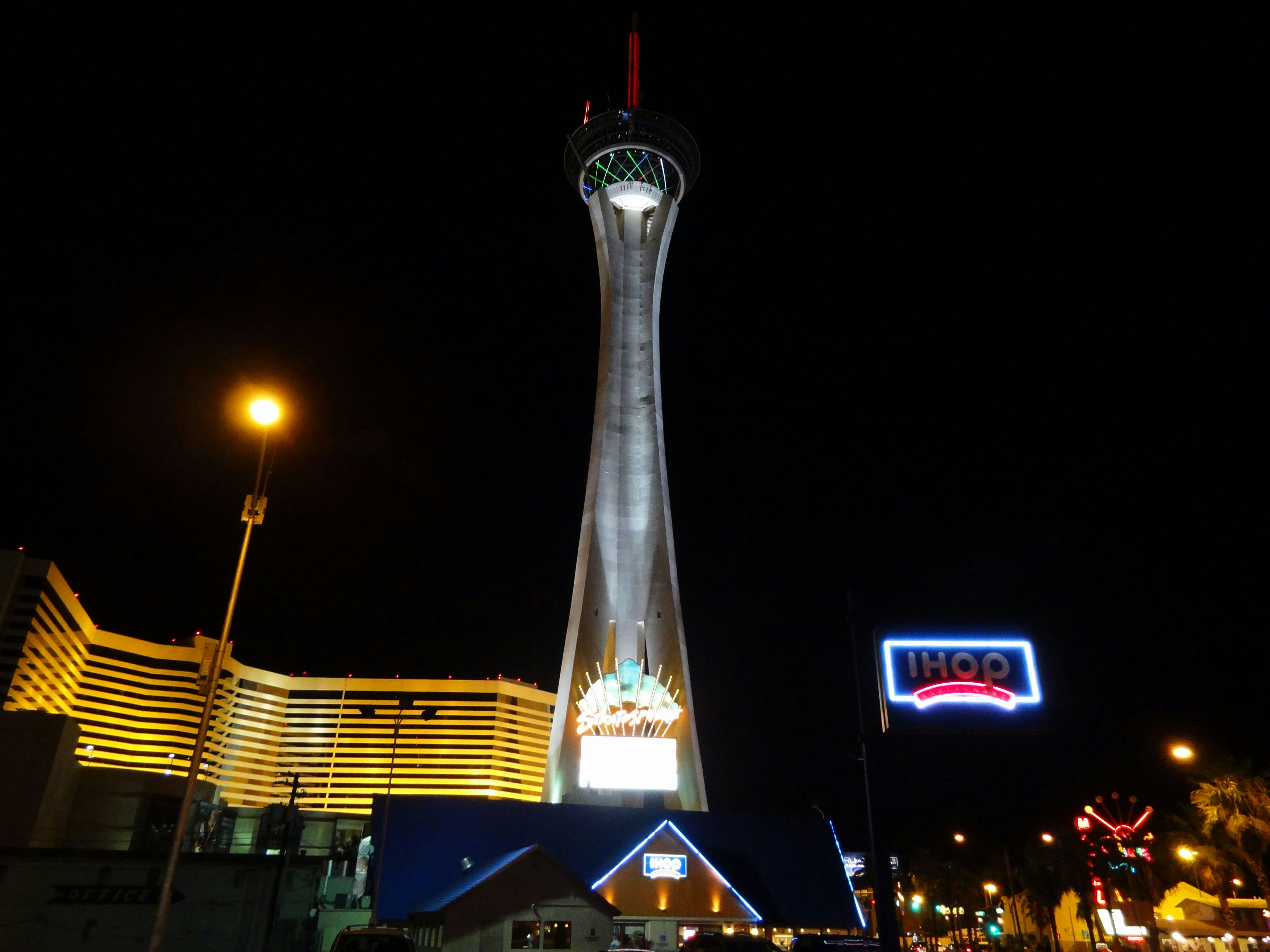 Vista notturna della Stratosphere Tower a Las Vegas con luci circostanti