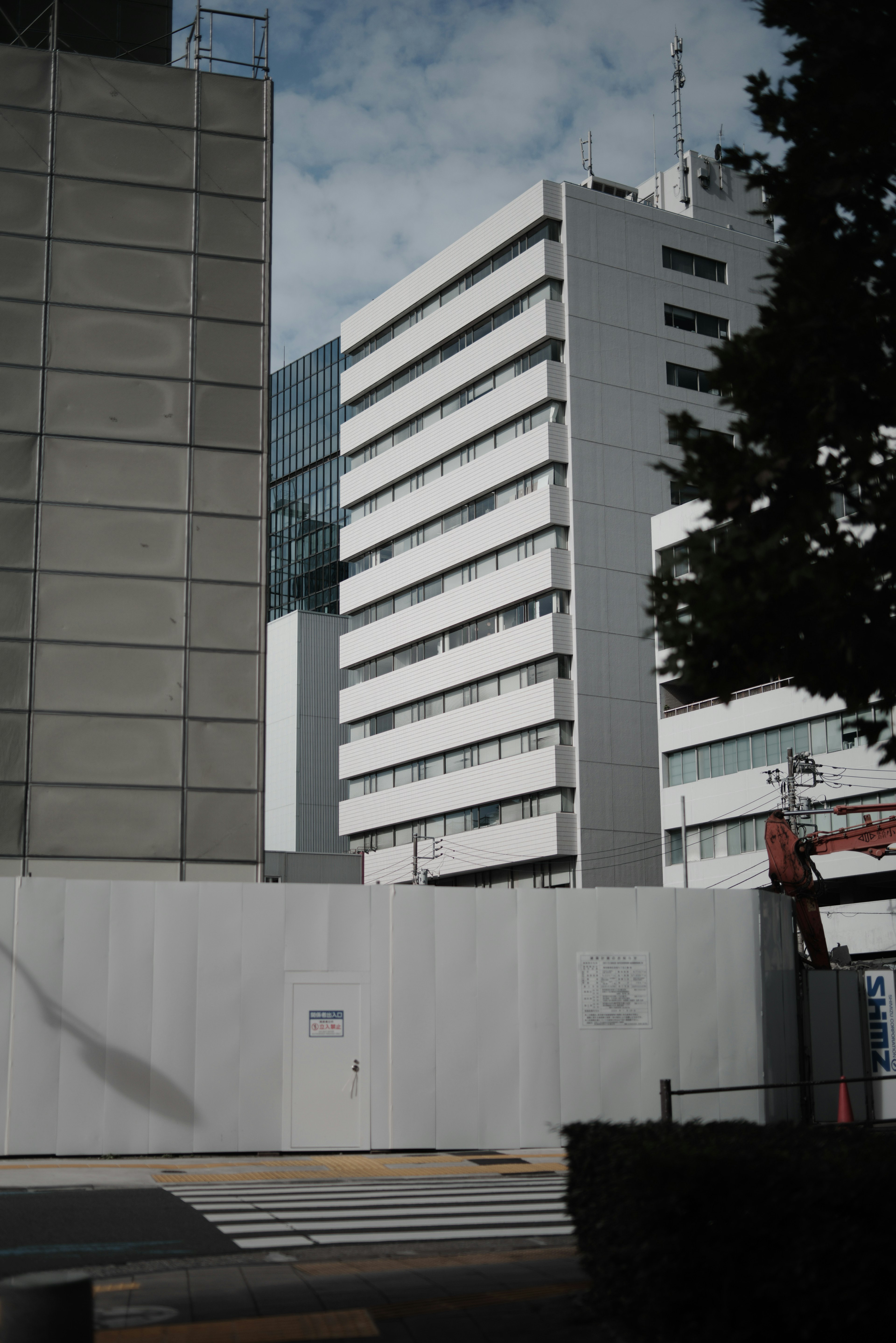 Paysage urbain avec un bâtiment blanc et un mur gris