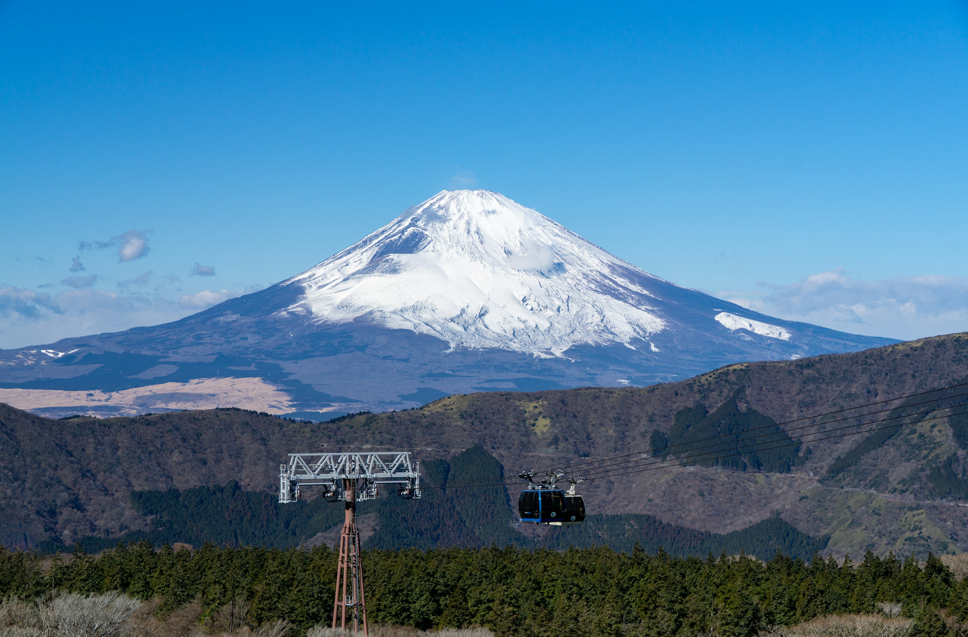 富士山和滑雪缆车的美丽景色