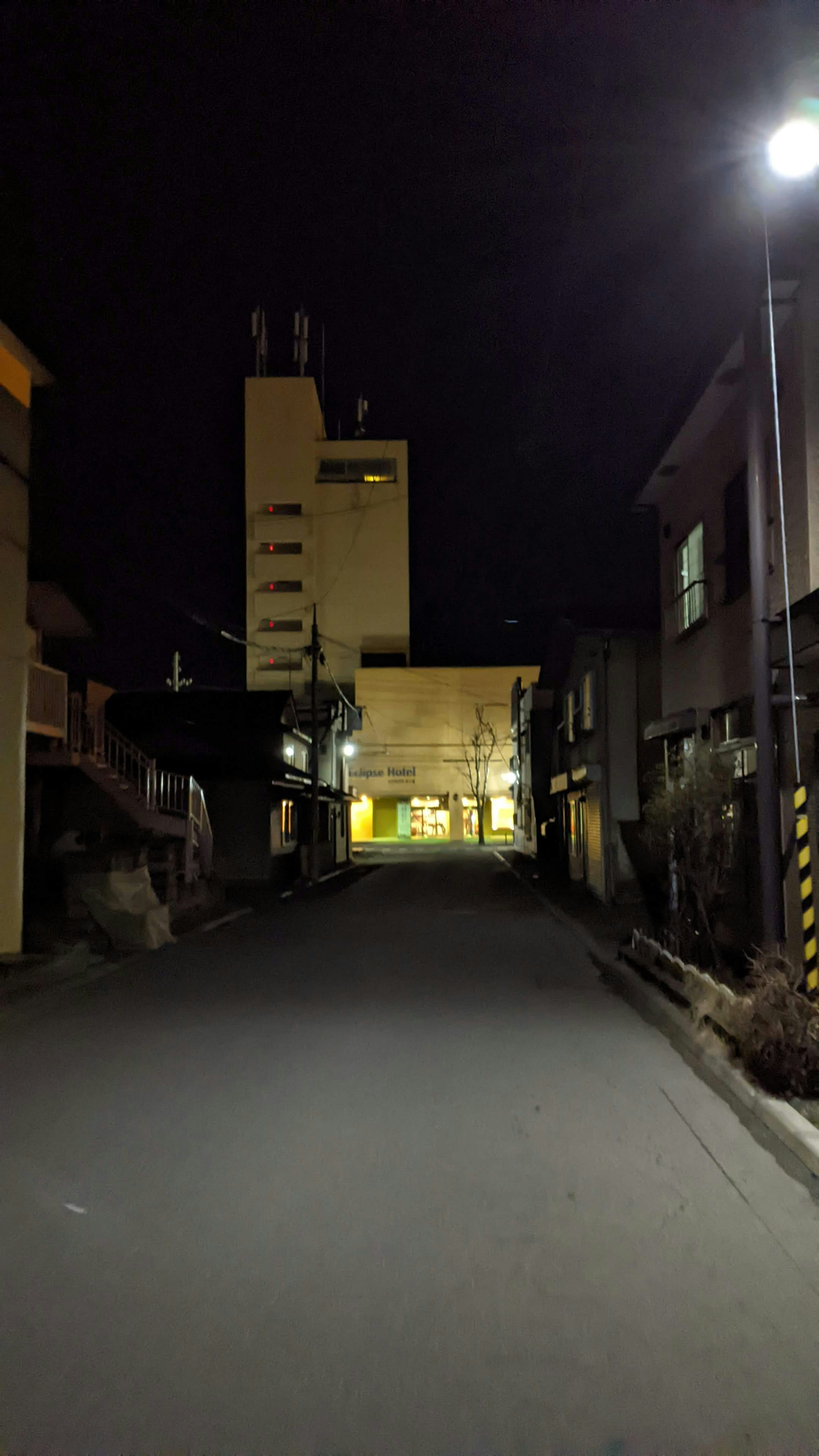 夜晚安静的街道和建筑轮廓