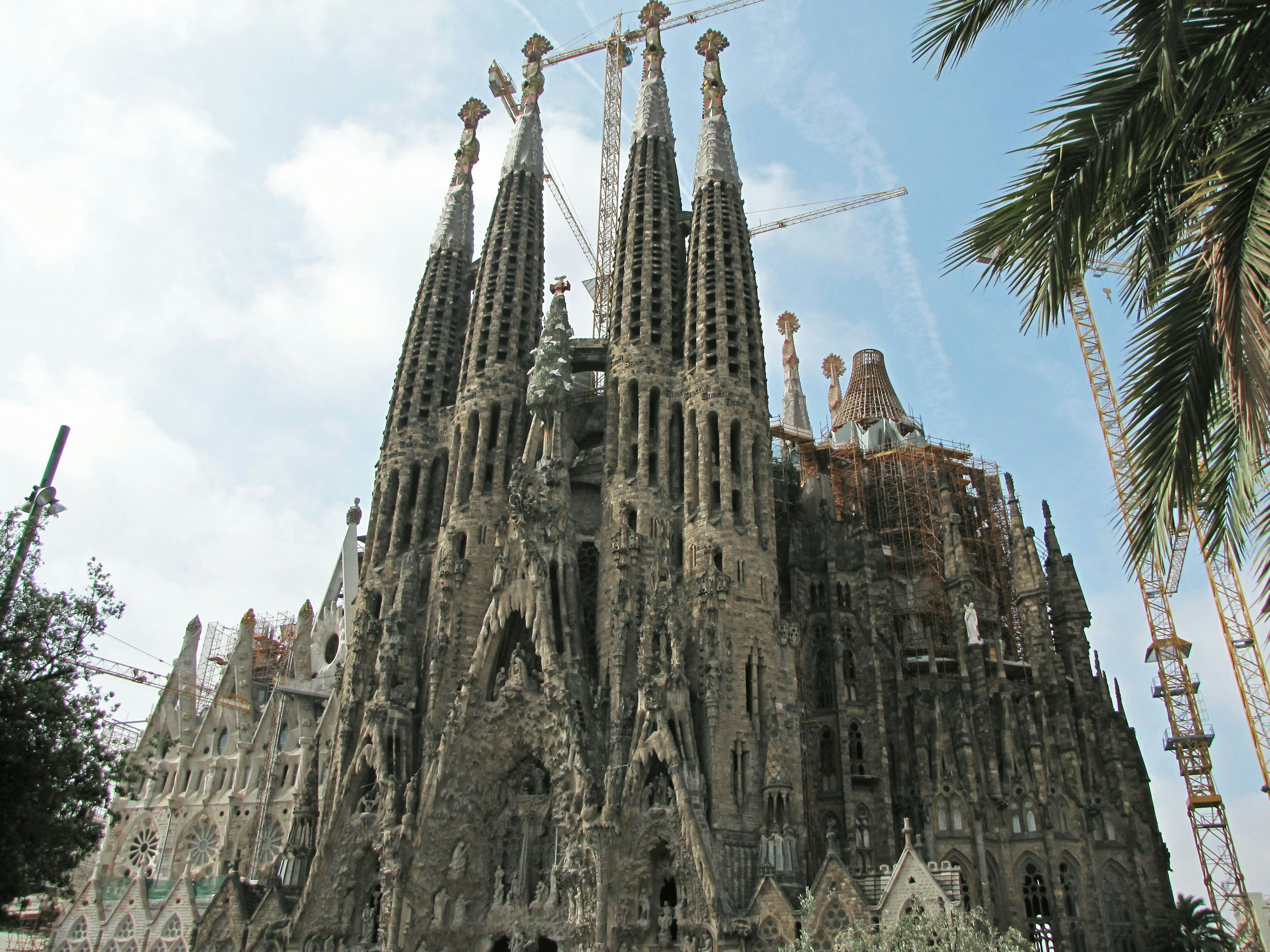 El grandioso exterior de la Sagrada Familia con sus altas torres