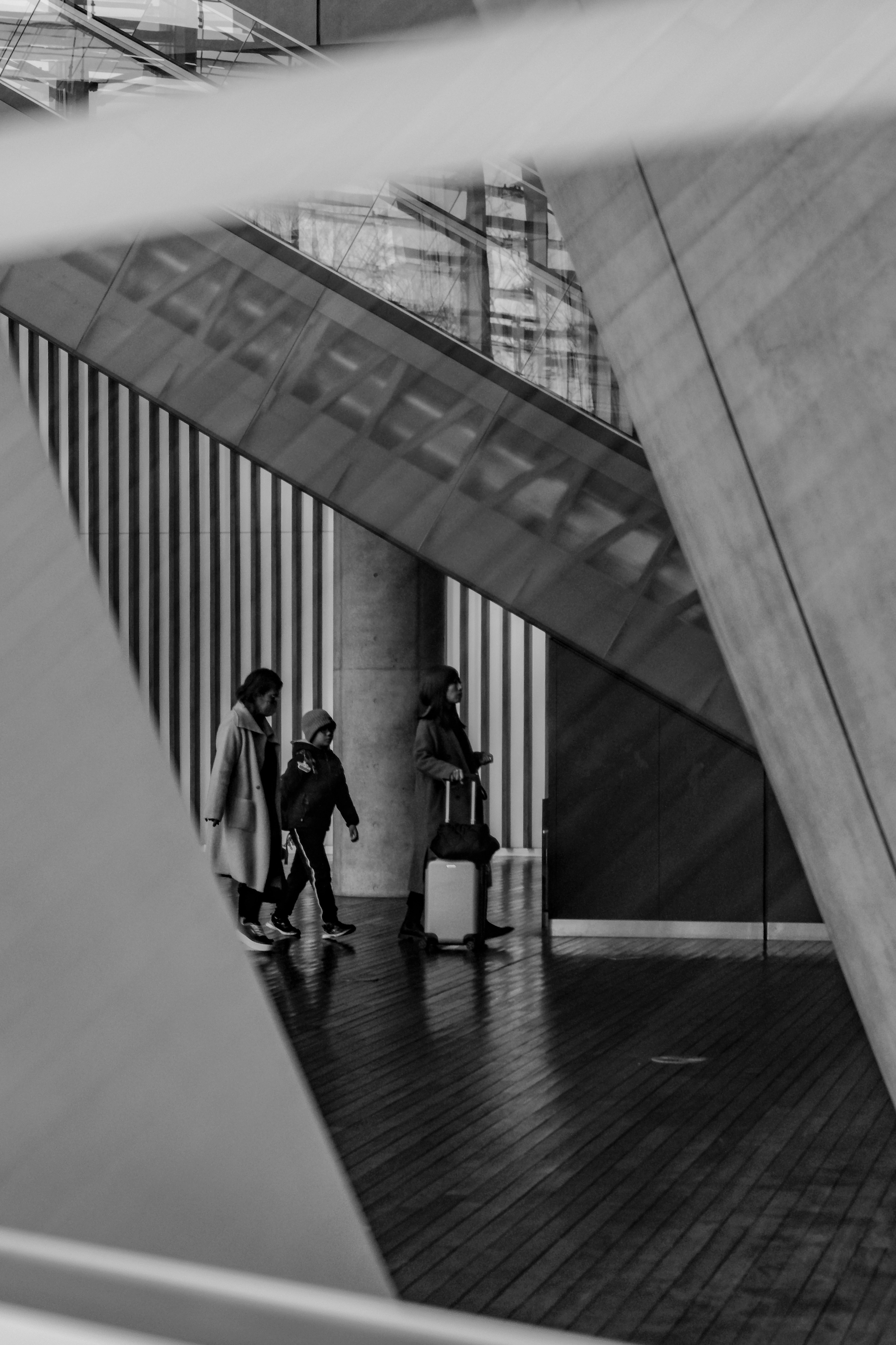 Des personnes marchant dans un espace architectural moderne avec des formes géométriques