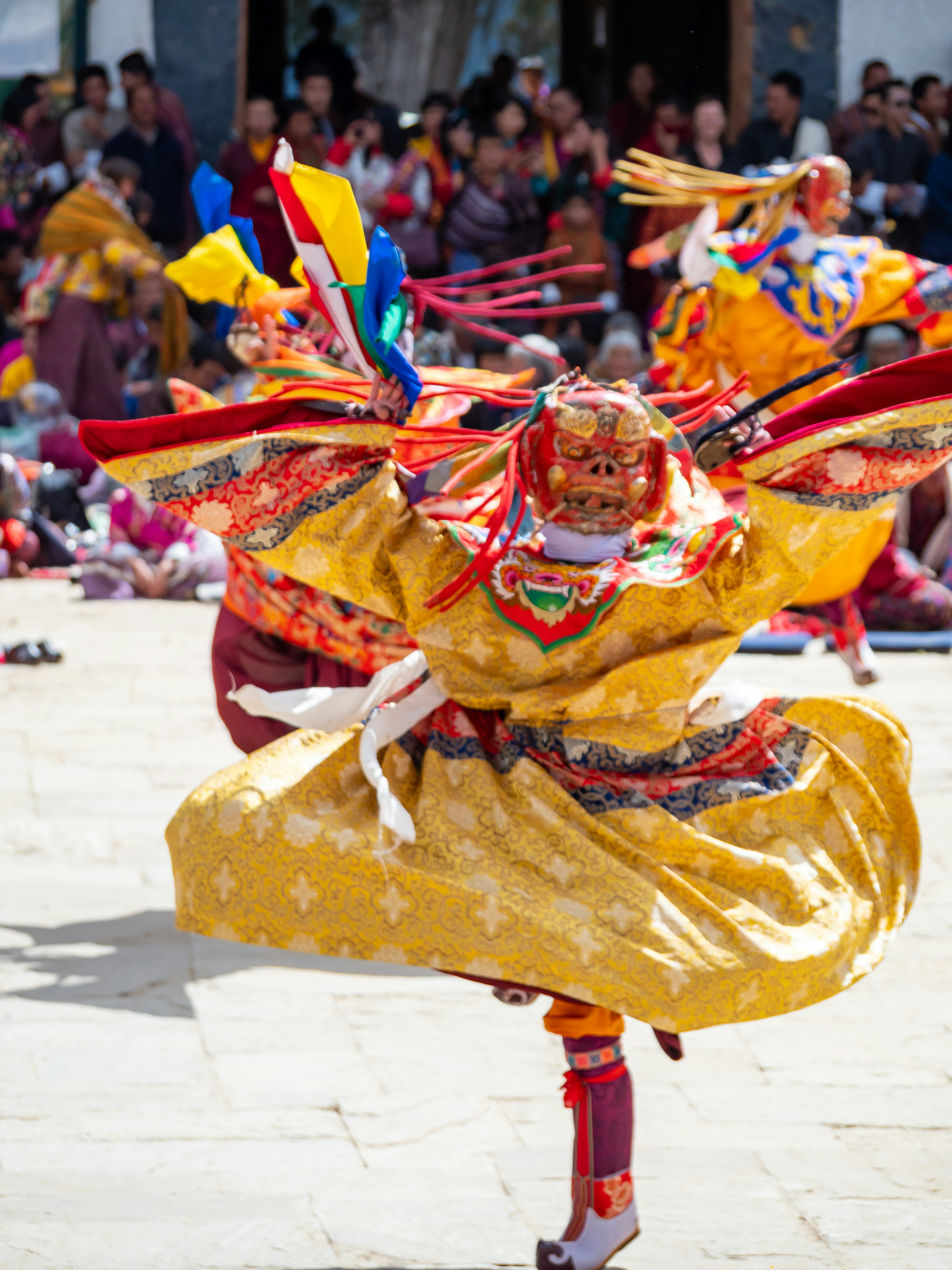 華やかな衣装を着た踊り手が伝統的な踊りを披露している風景