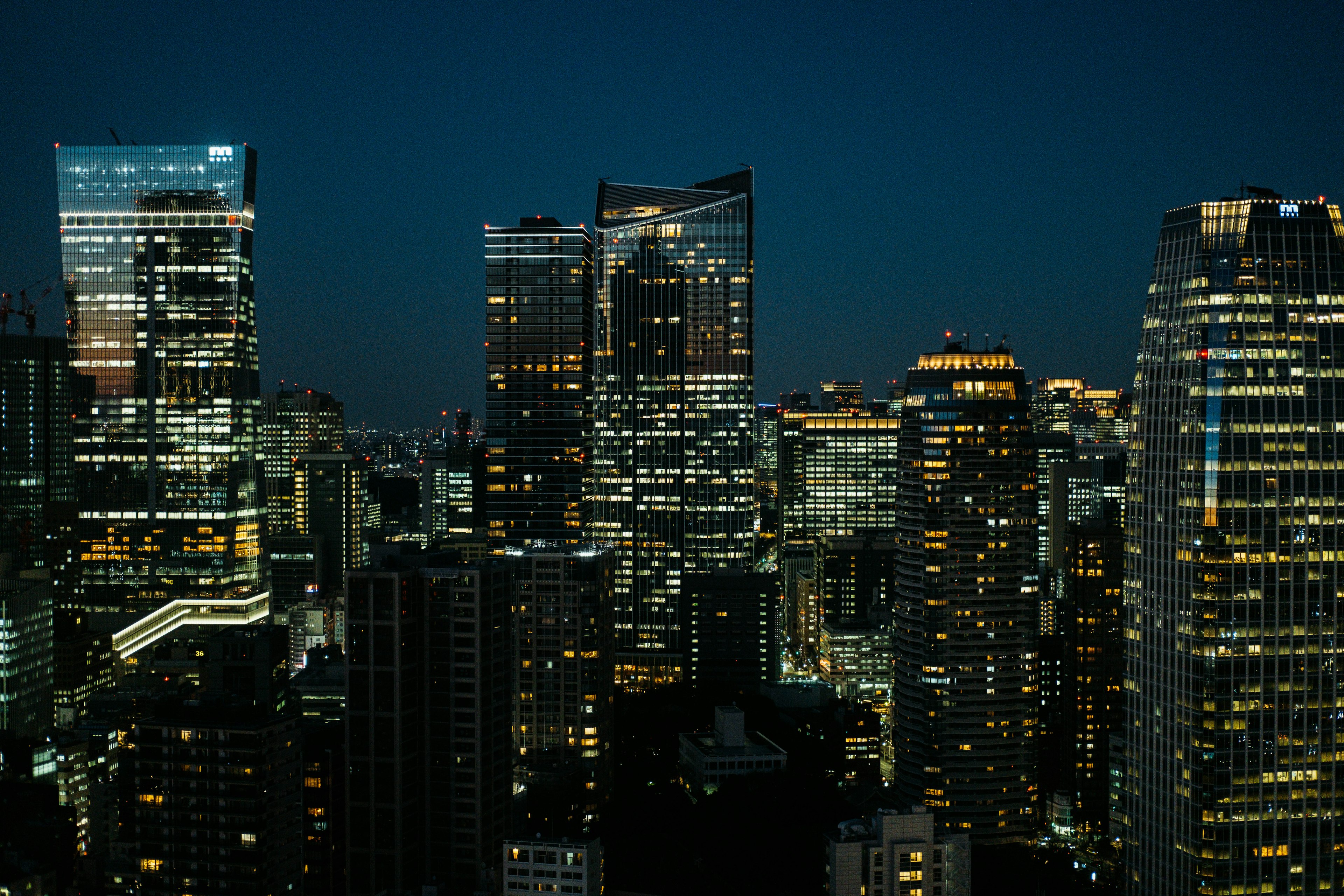 Horizonte de Tokio de noche con rascacielos iluminados