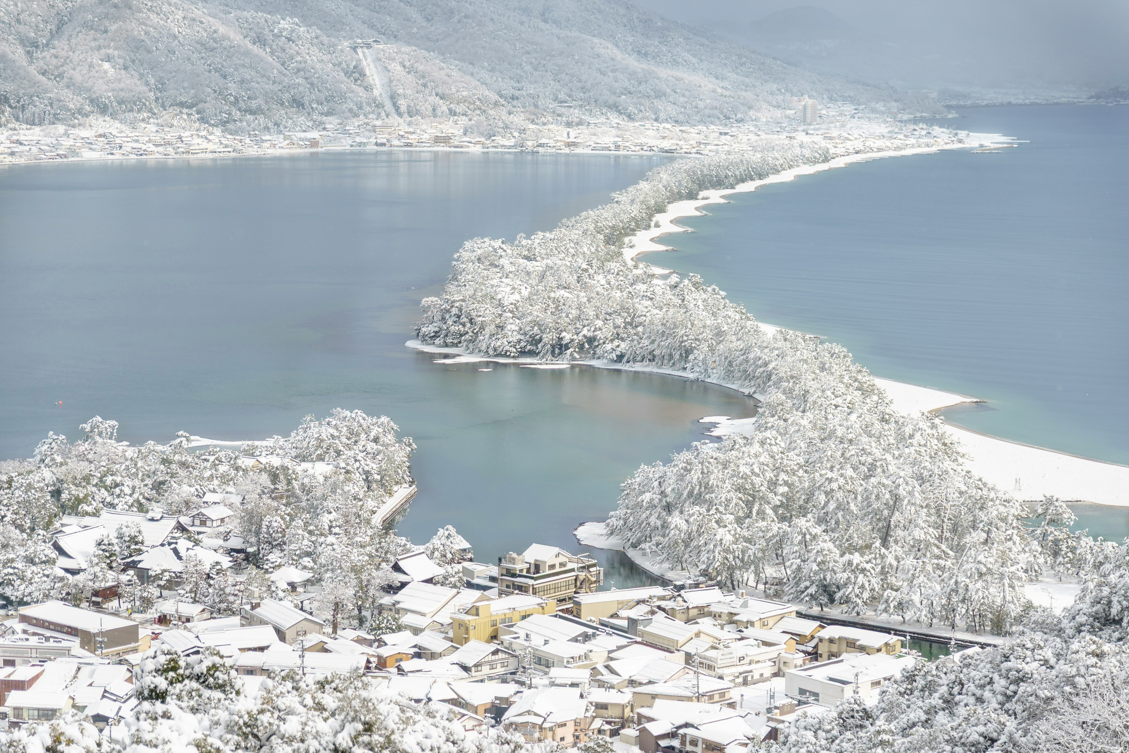 Vista panoramica di un lago e un'isola innevati