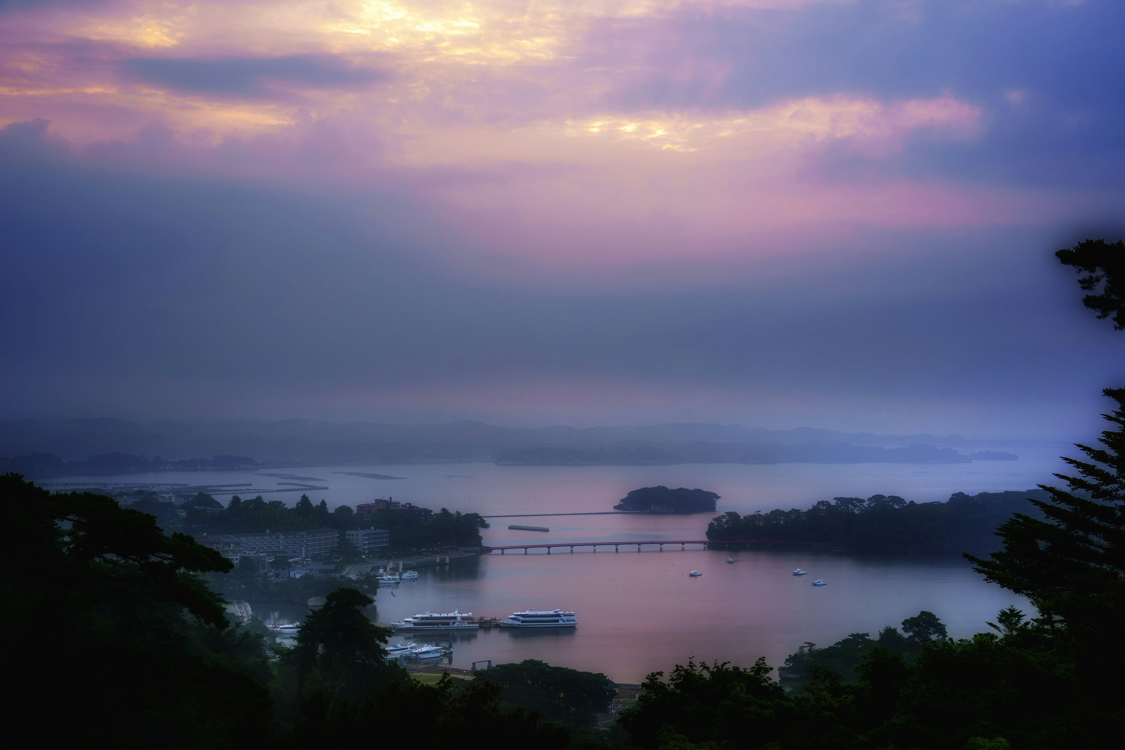 Vista serena del mar al atardecer con islas y aguas tranquilas