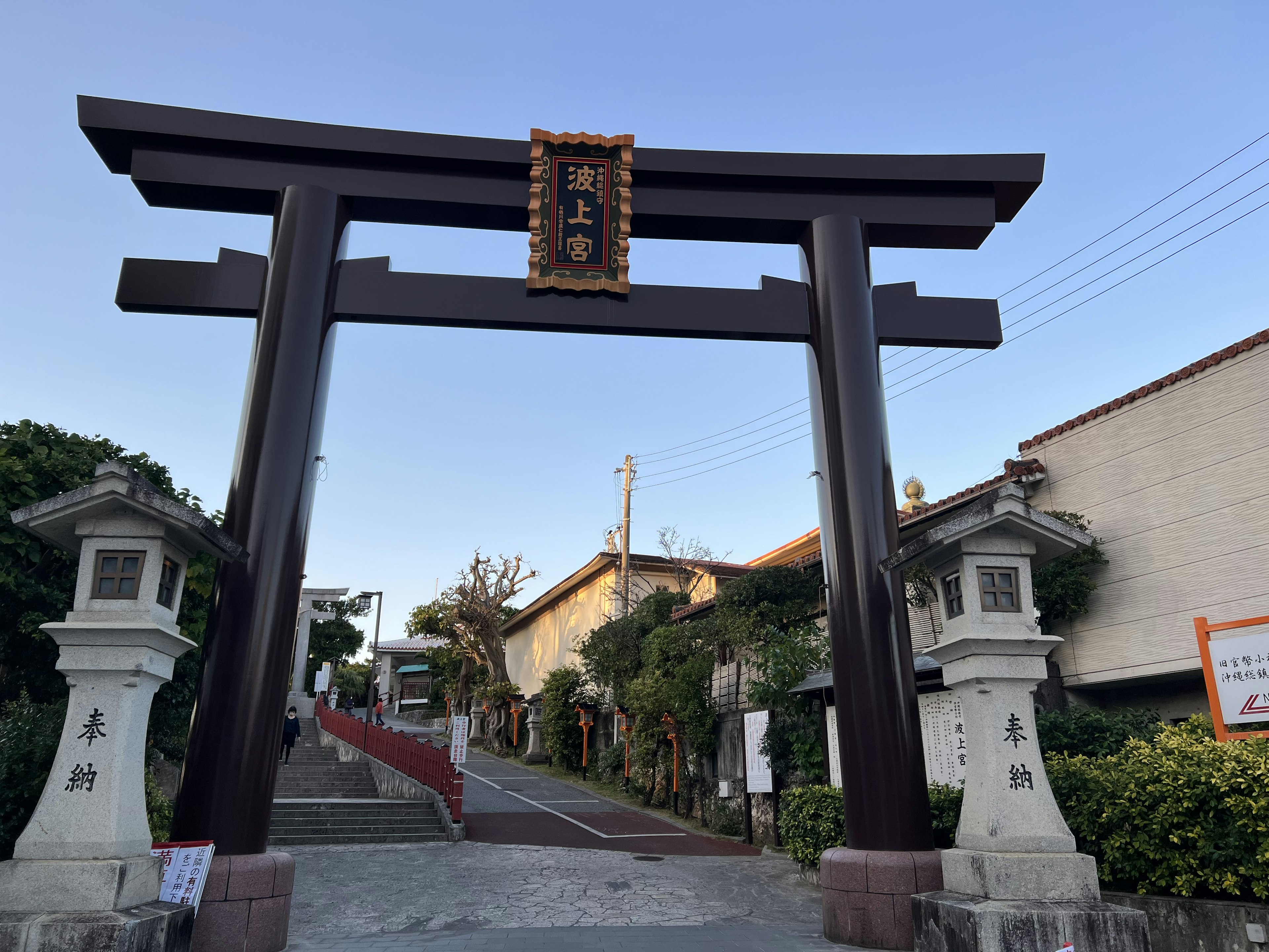 Masuk dengan gerbang torii hitam dan lentera batu