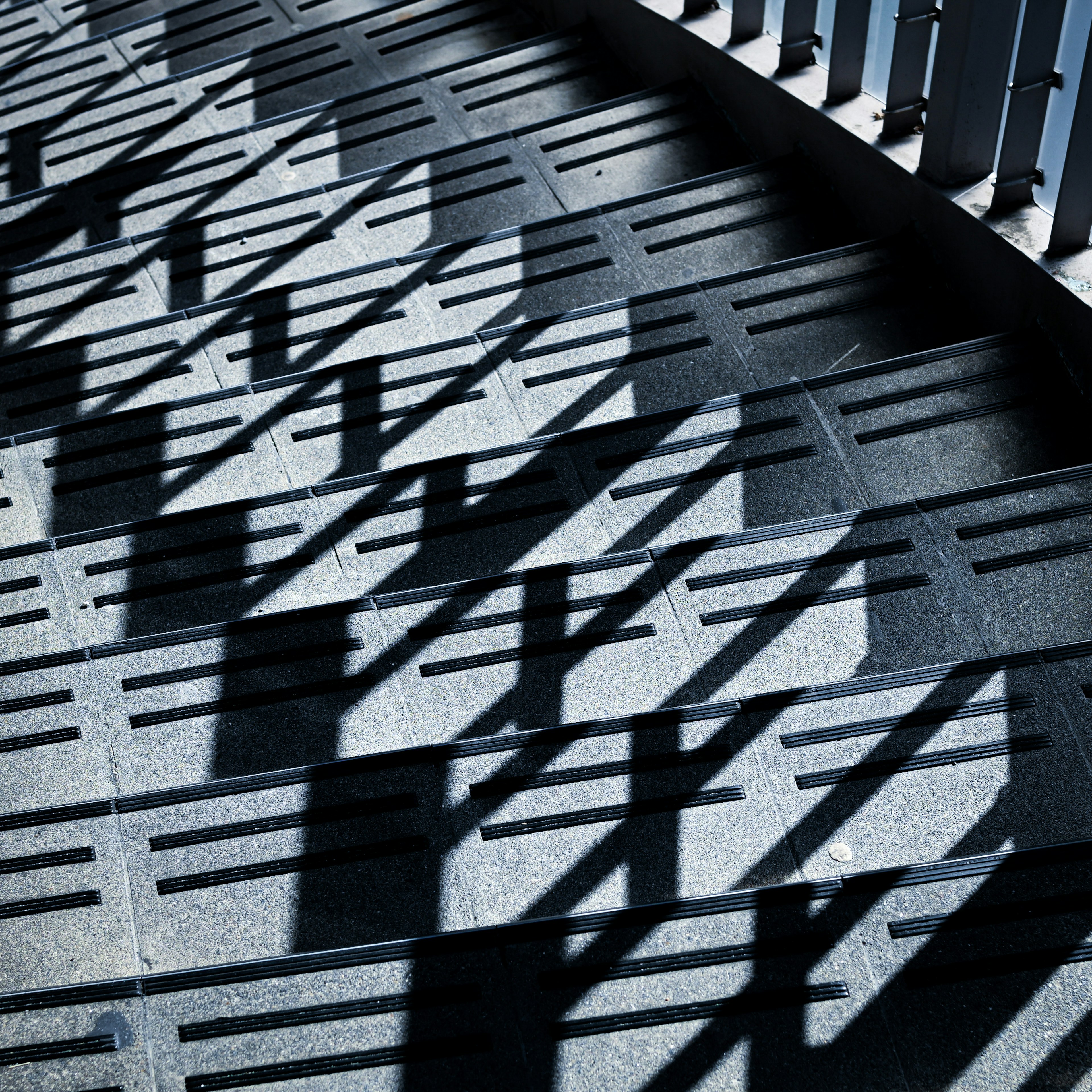 Escalera moderna con sombras cruzadas