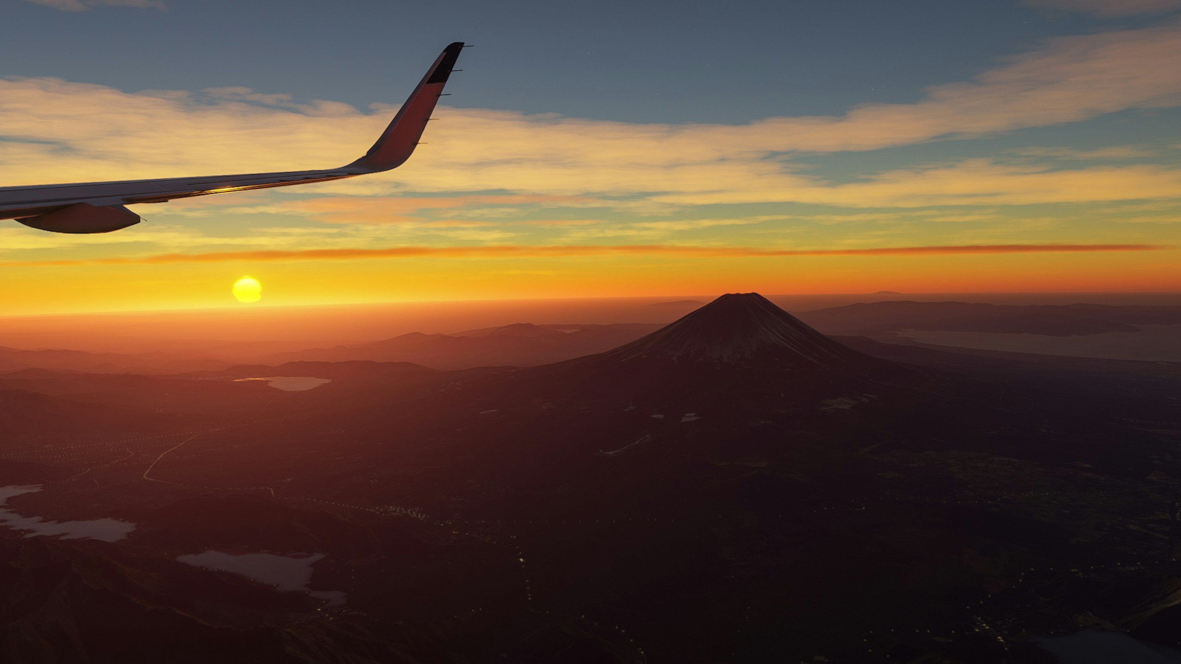 Sayap pesawat dengan matahari terbenam yang menakjubkan dan siluet gunung