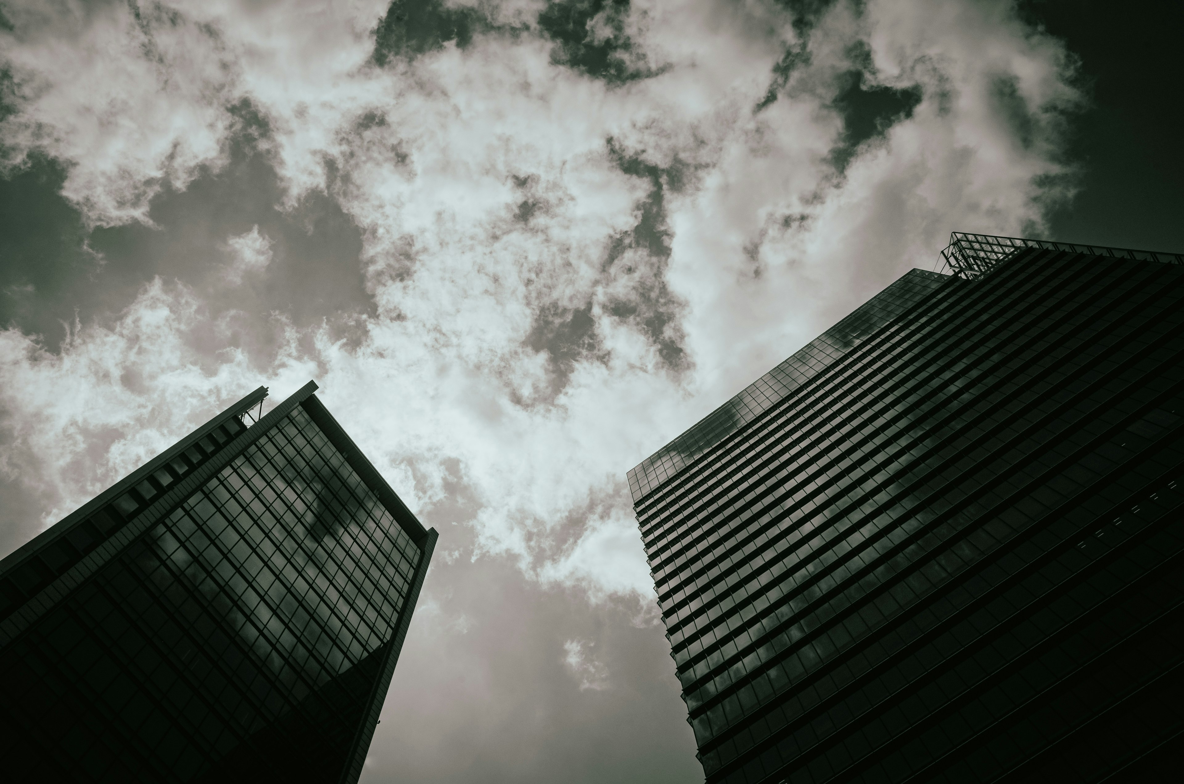 Vista de nubes y cielo entre rascacielos