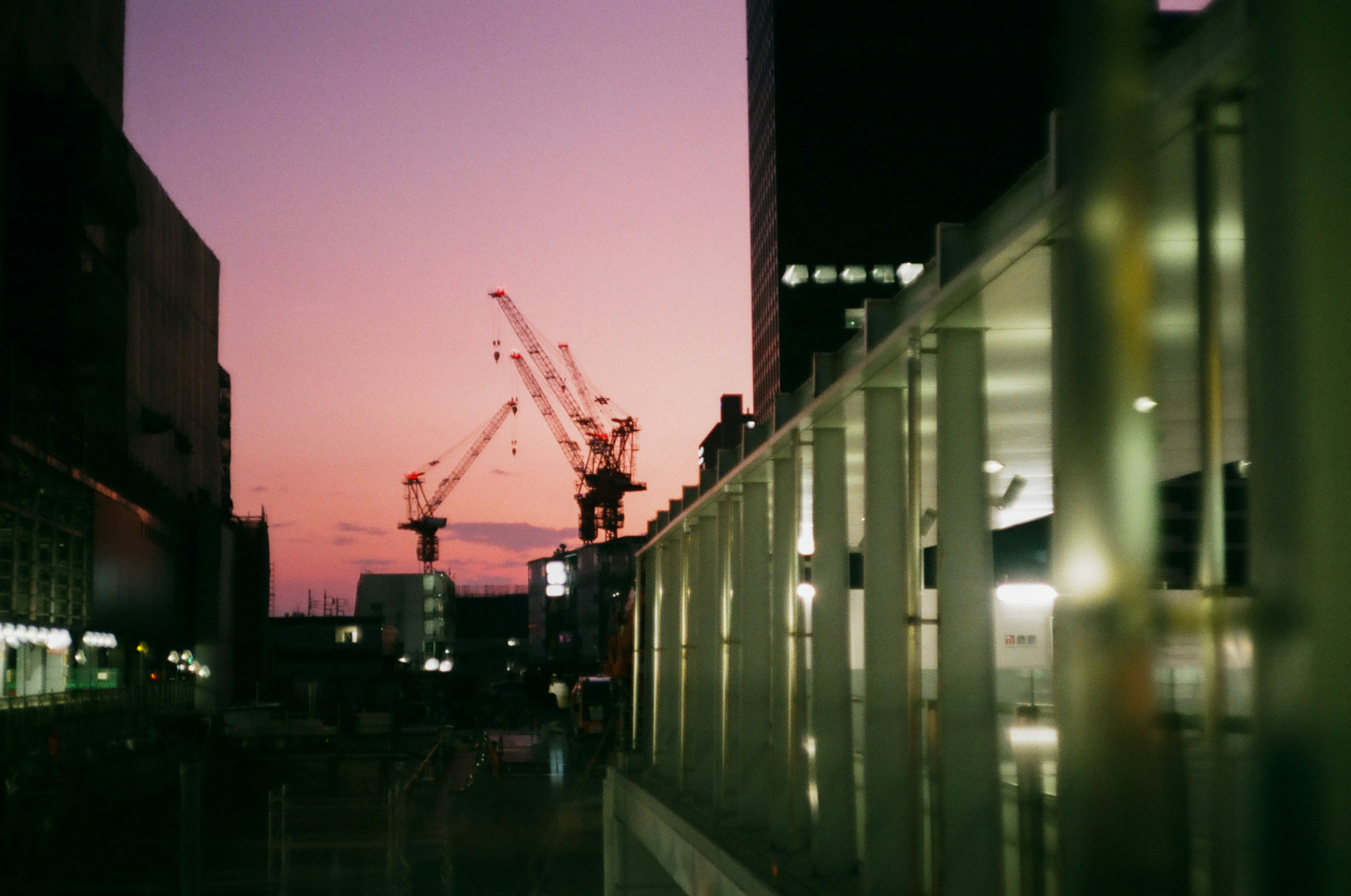 城市风景，起重机在夕阳下的剪影