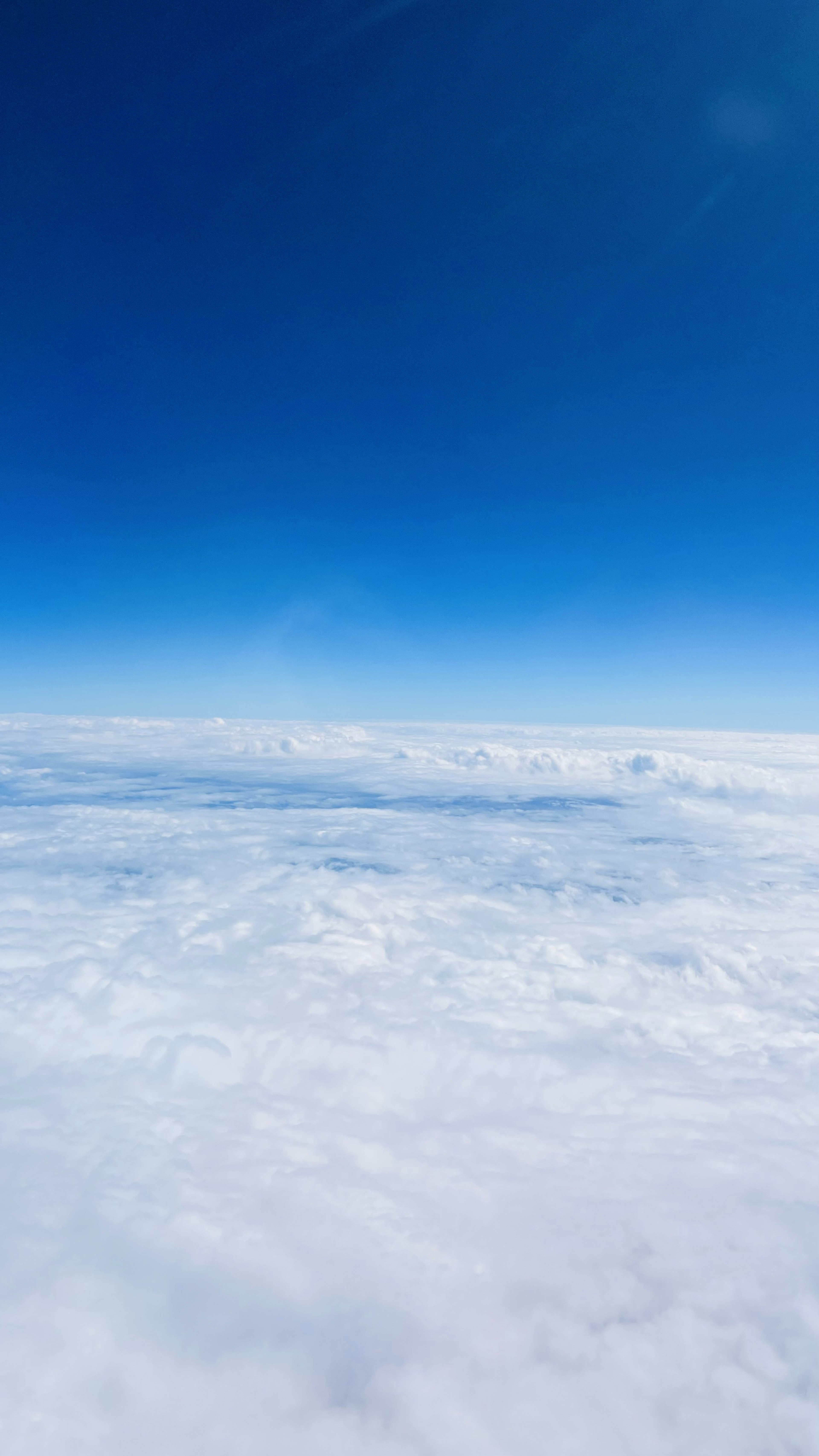 青空と雲の広がりを捉えた航空写真