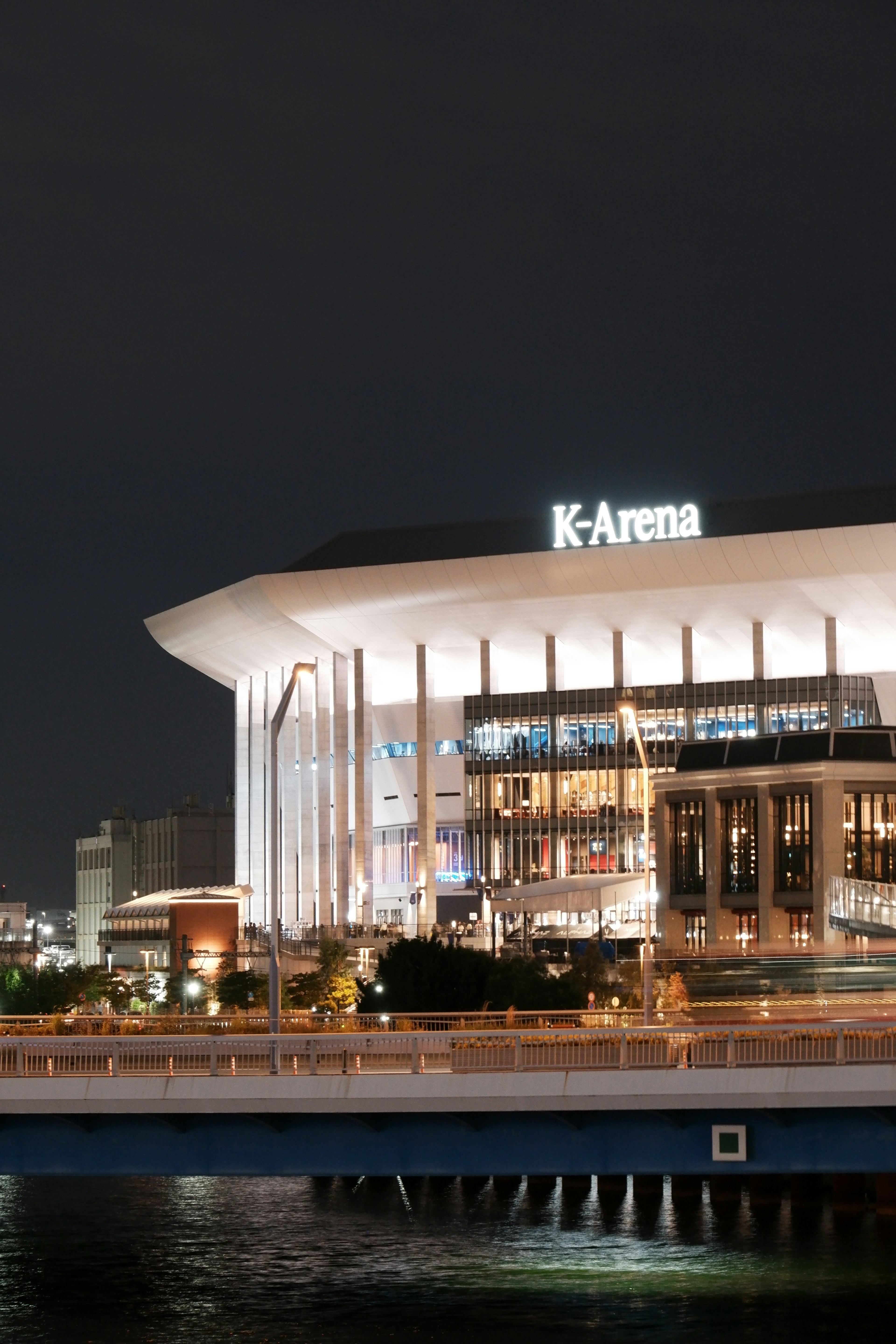 Vue nocturne de K-Arena et du pont voisin