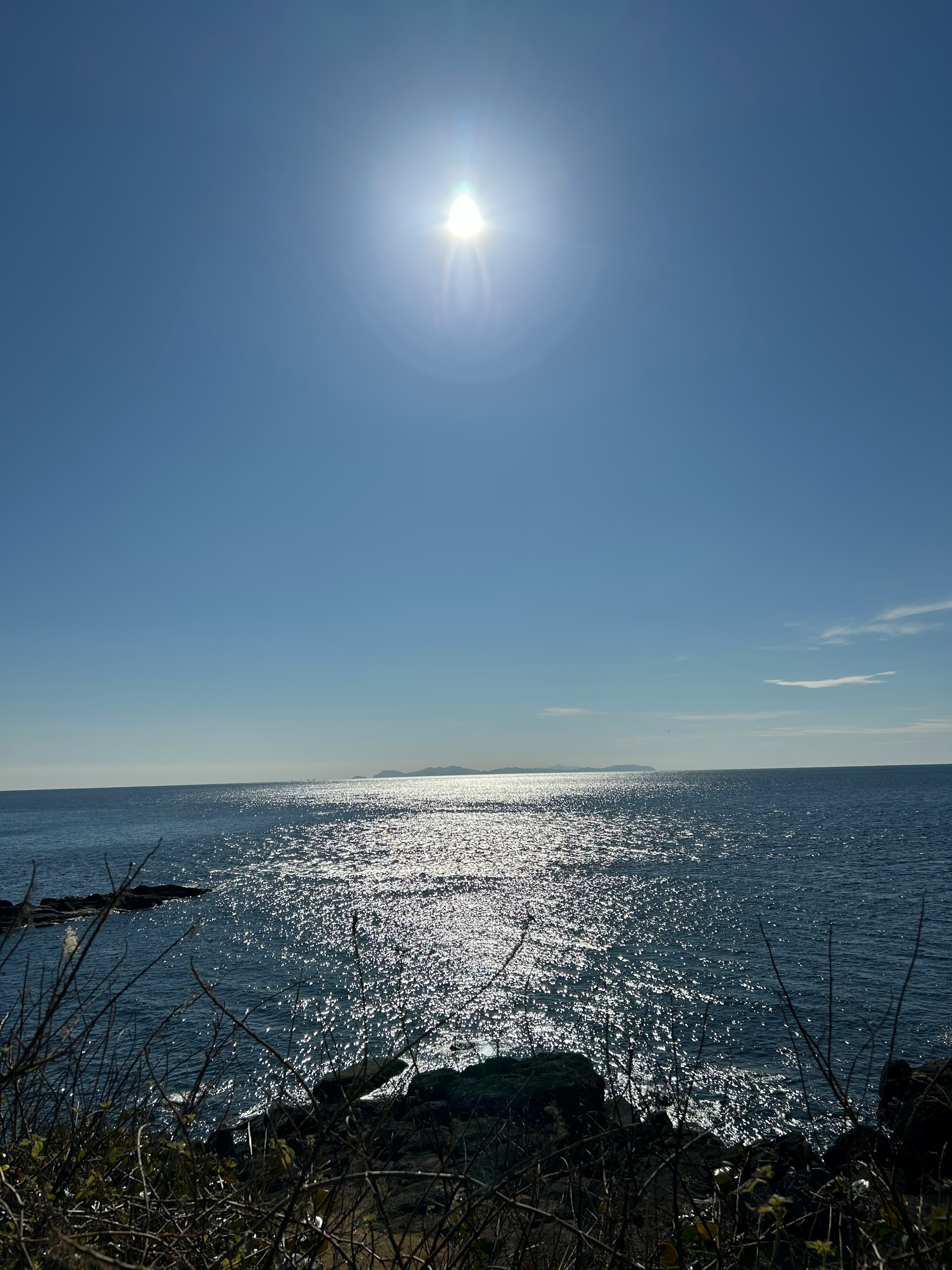 Vaste océan bleu sous un soleil brillant avec des reflets scintillants