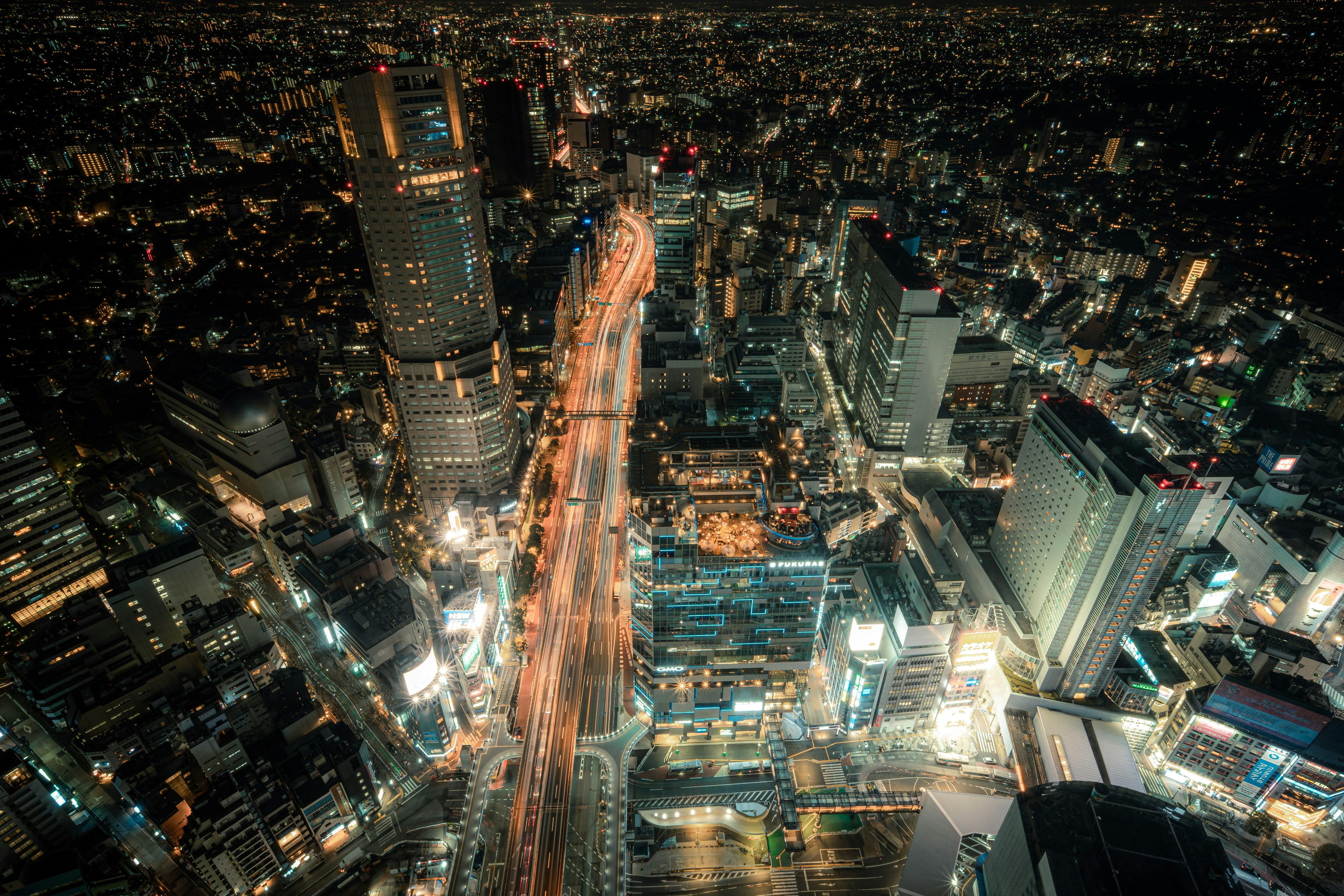 Vista aerea di Tokyo di notte con grattacieli e strade illuminate