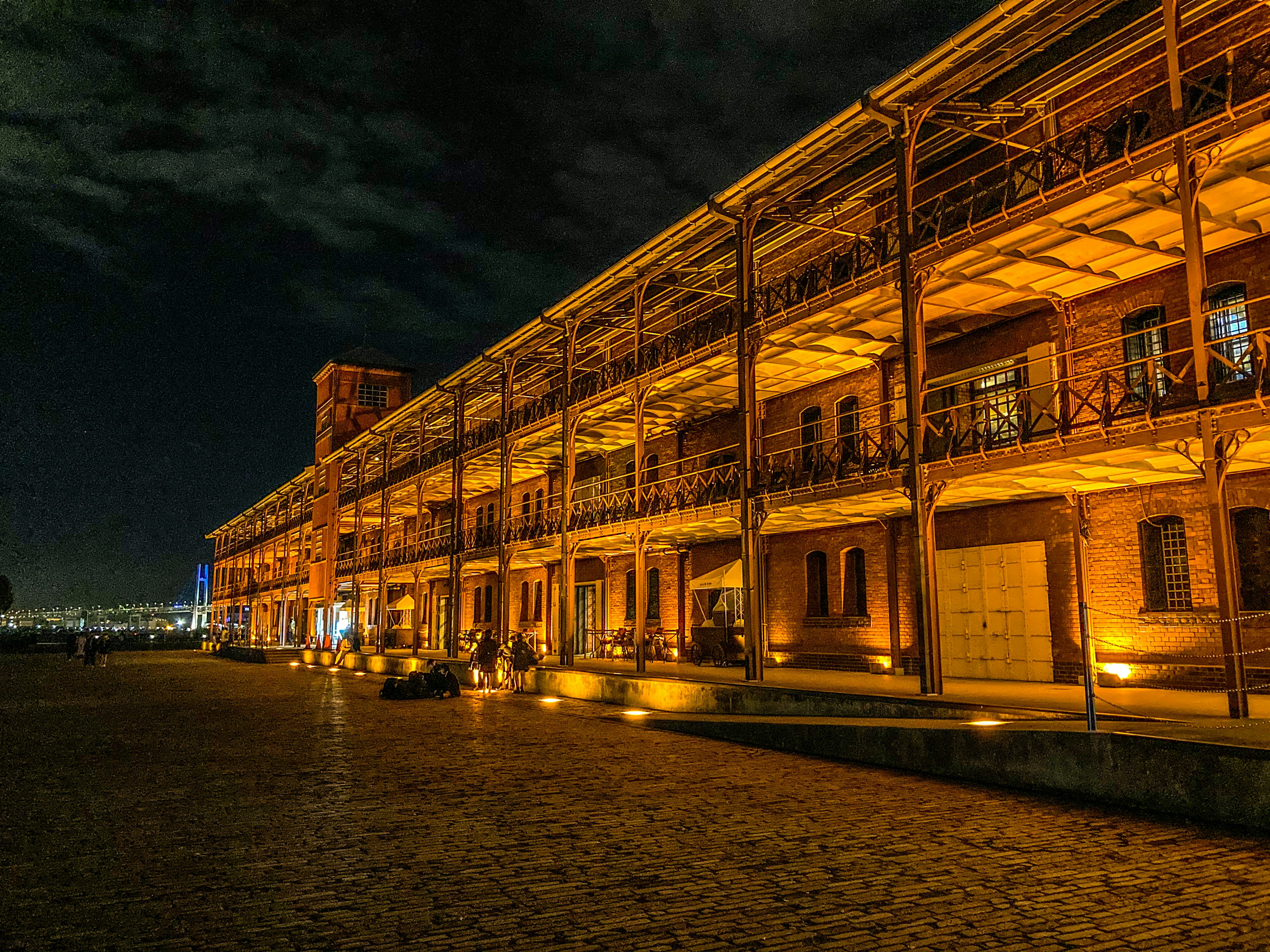 Beleuchtetes Gebäude bei Nacht mit architektonischen Merkmalen