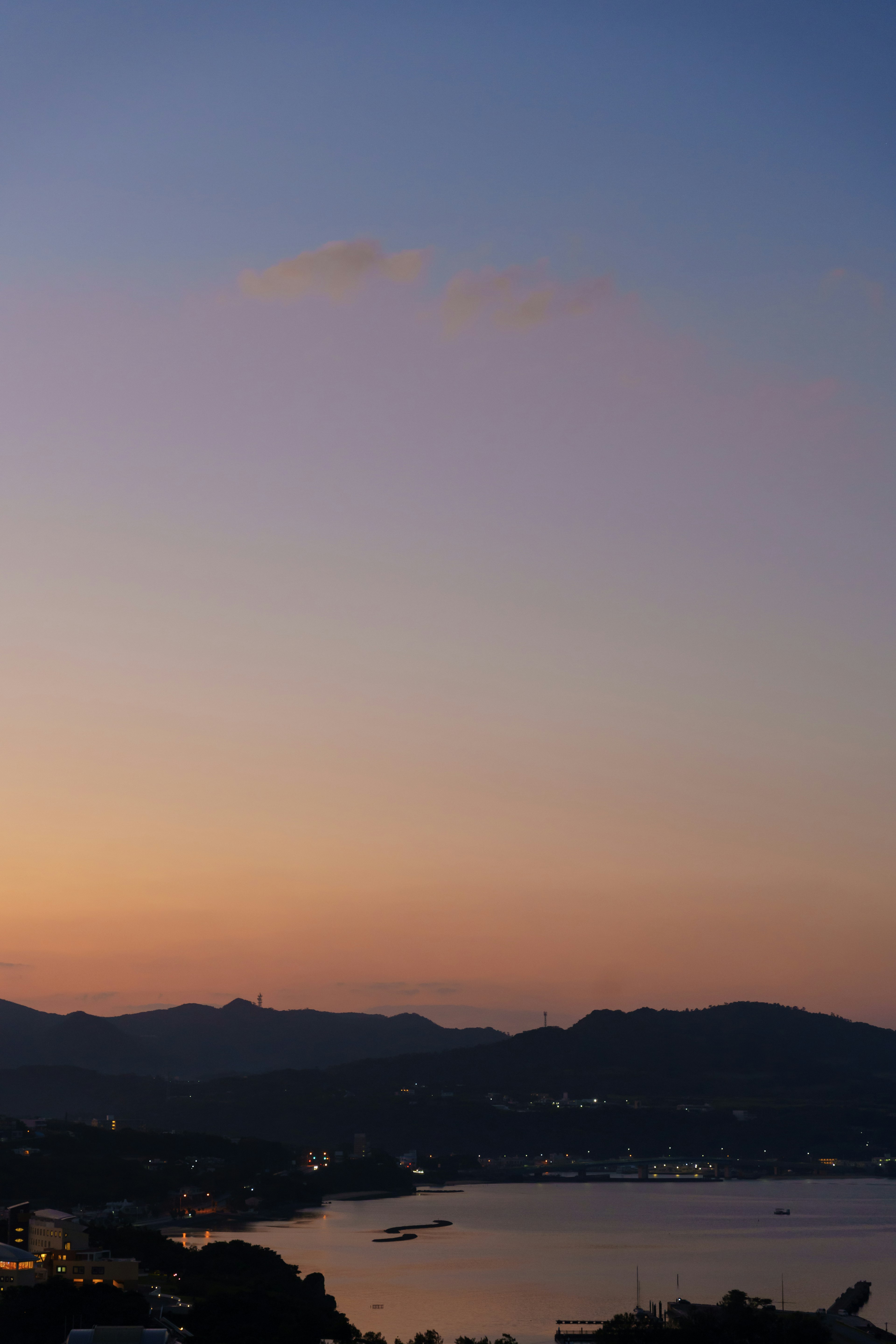 Malersicher Blick auf das Meer und die Berge bei Sonnenuntergang mit schönen Farben