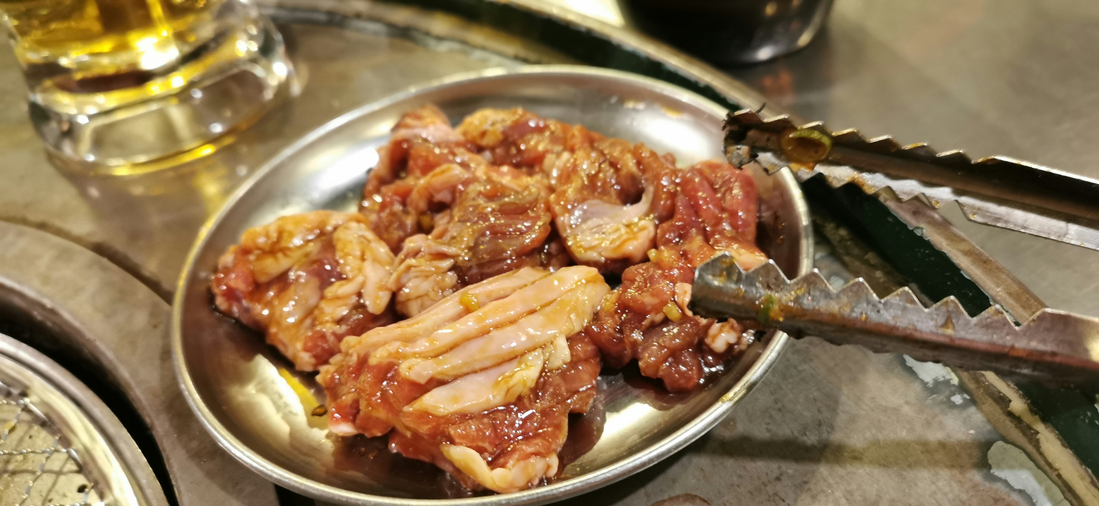 Ein Teller mit mariniertem Fleisch zum Grillen