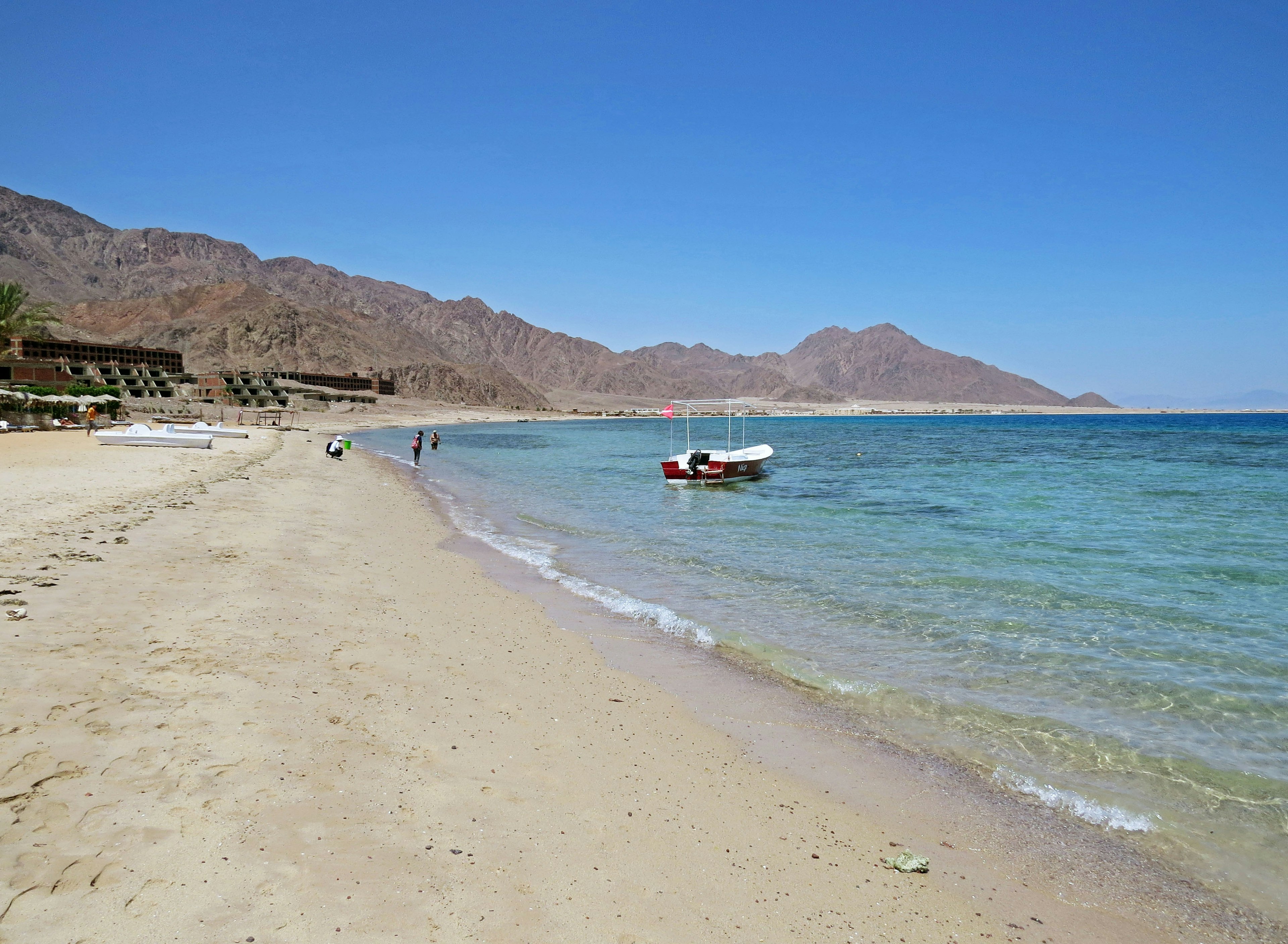 Vista di una spiaggia panoramica con mare blu e sabbia