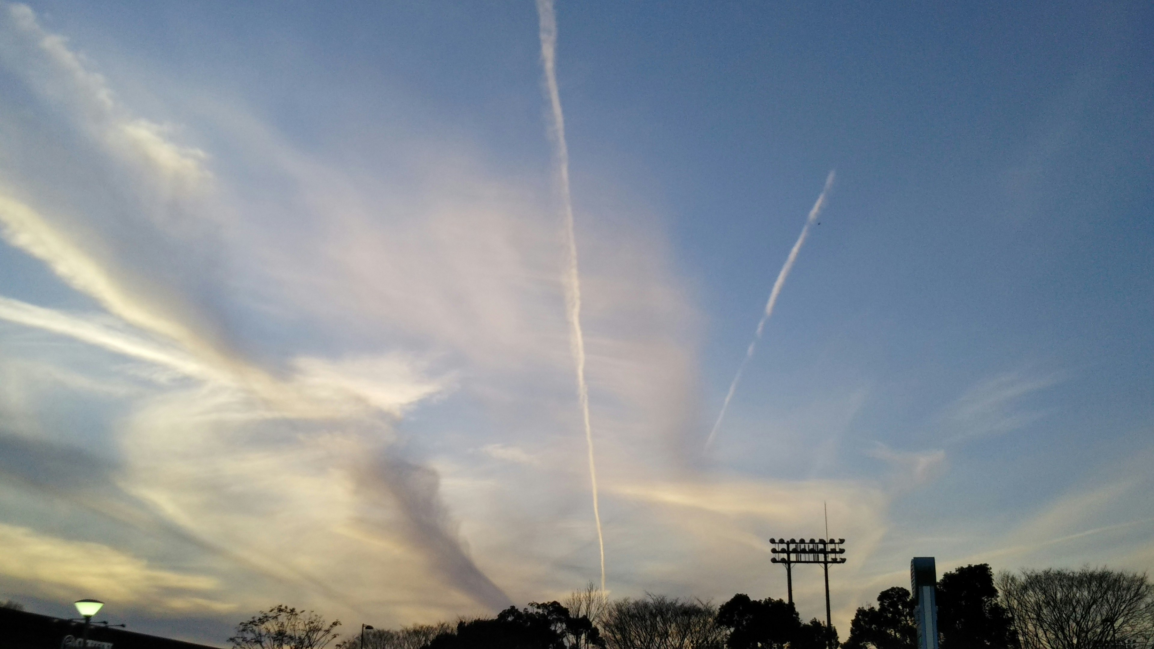 Cielo bellissimo con nuvole e scie di aerei