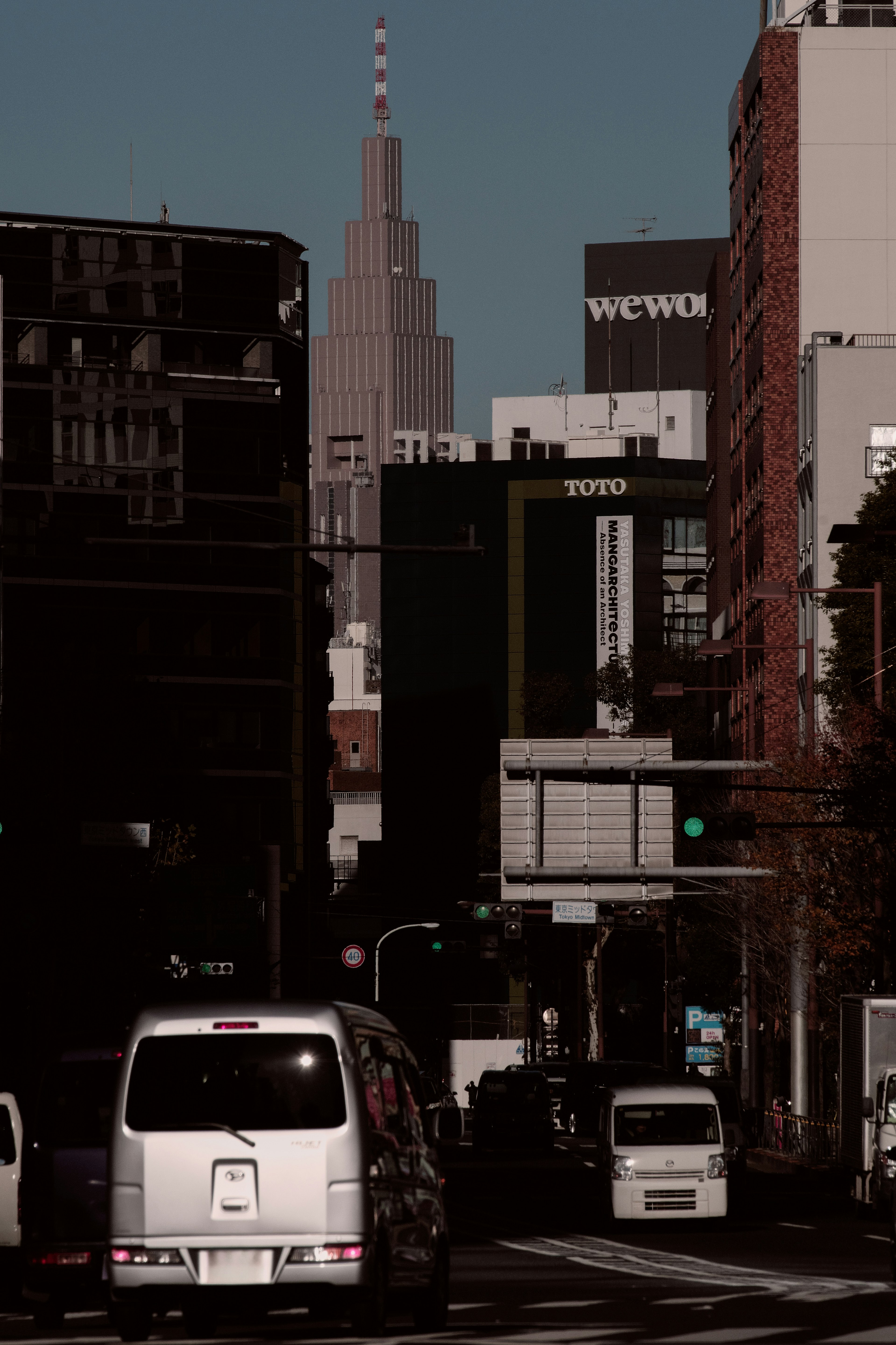 Städtische Landschaft mit dem Empire State Building und Verkehr auf der Straße