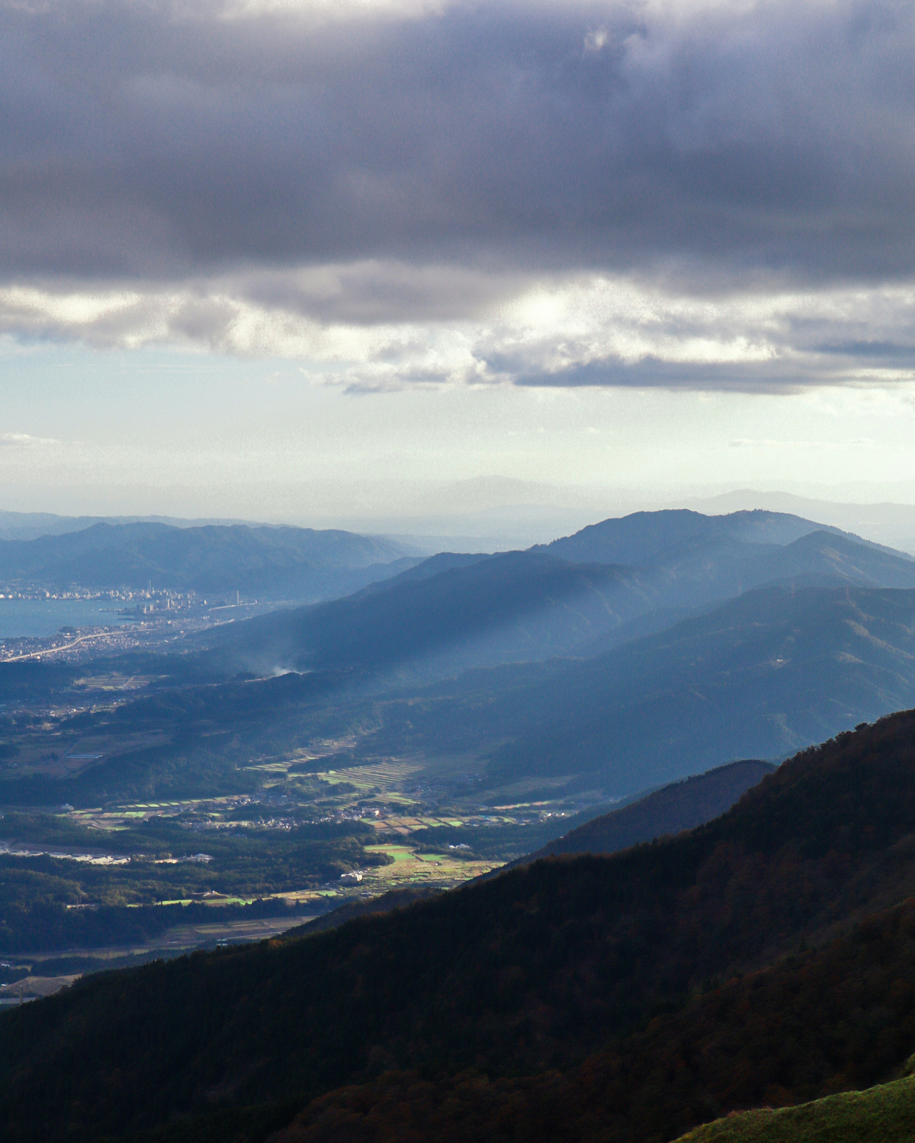 Malerei mit Bergen und Wolken