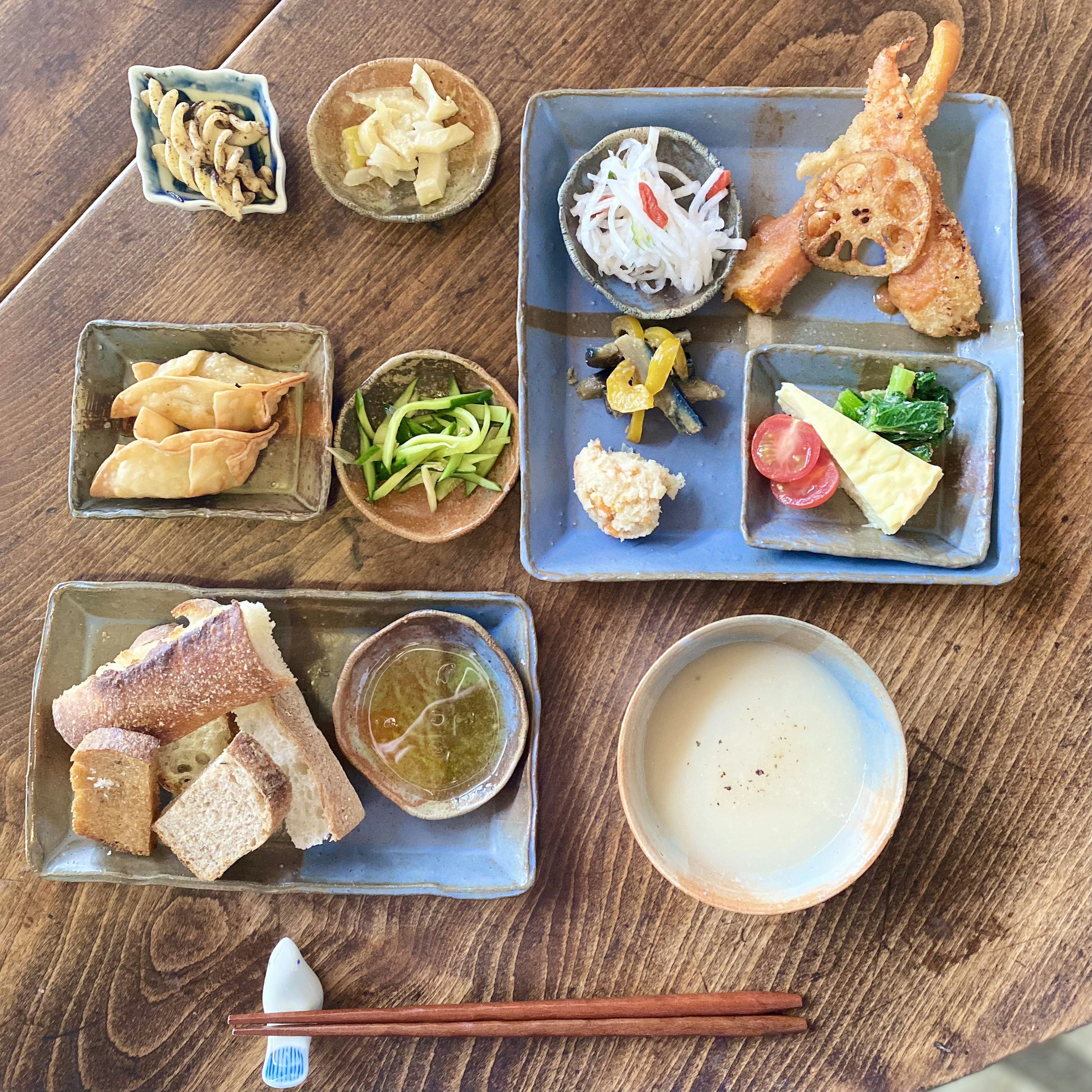 Una hermosa disposición de cocina japonesa en una mesa de madera