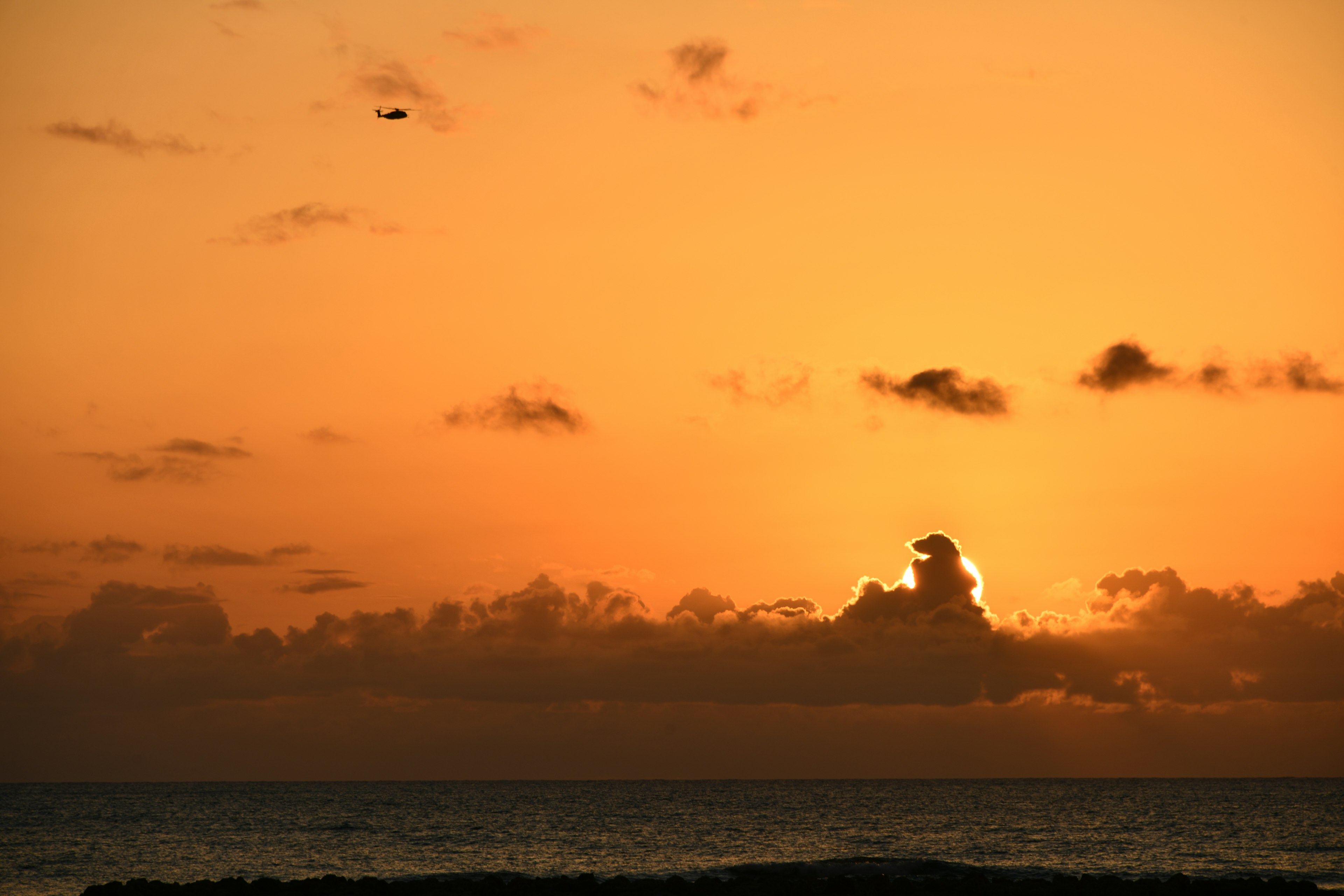 美しいオレンジ色の夕焼けと海の景色