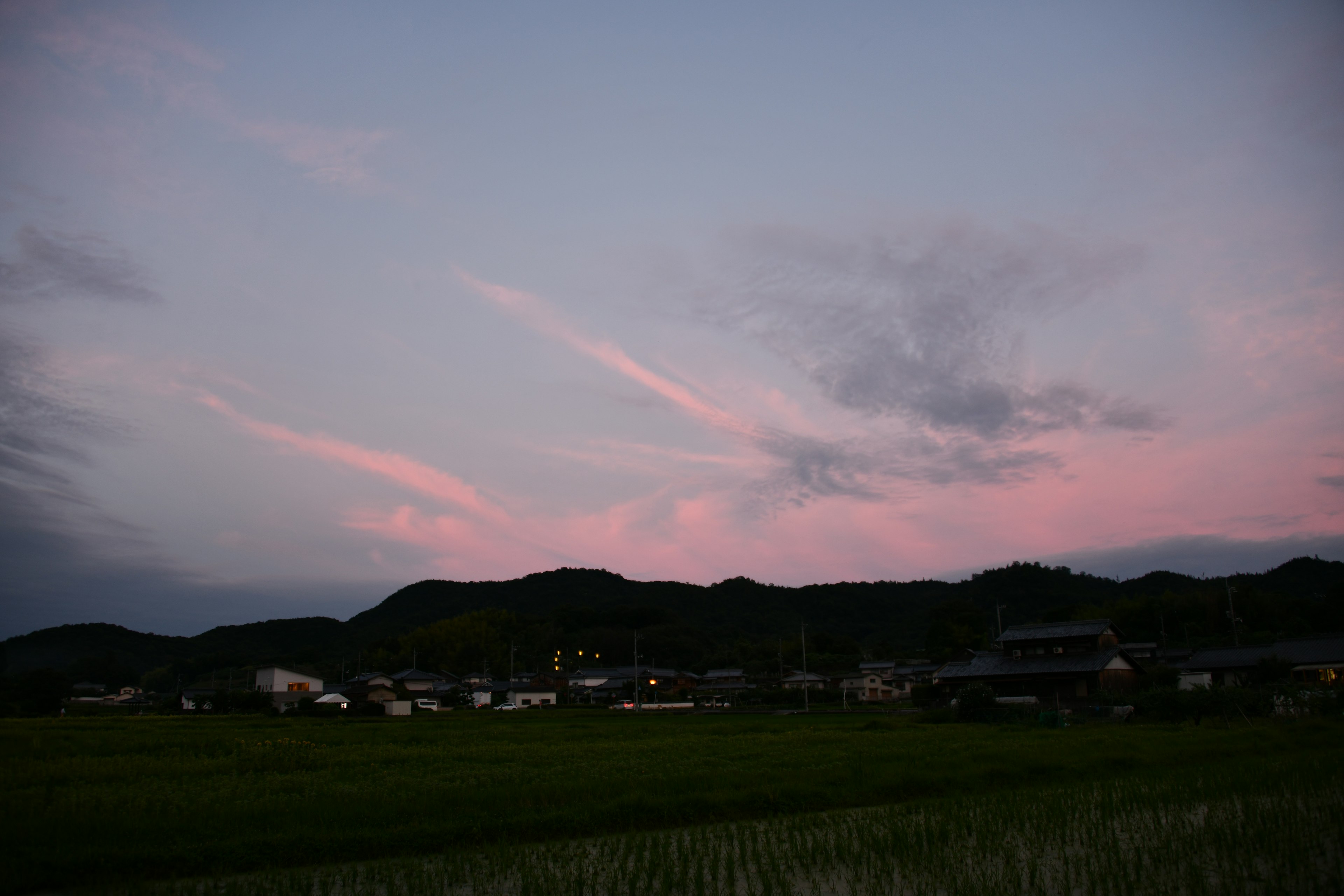 Paysage rural avec des montagnes au coucher du soleil et un ciel coloré