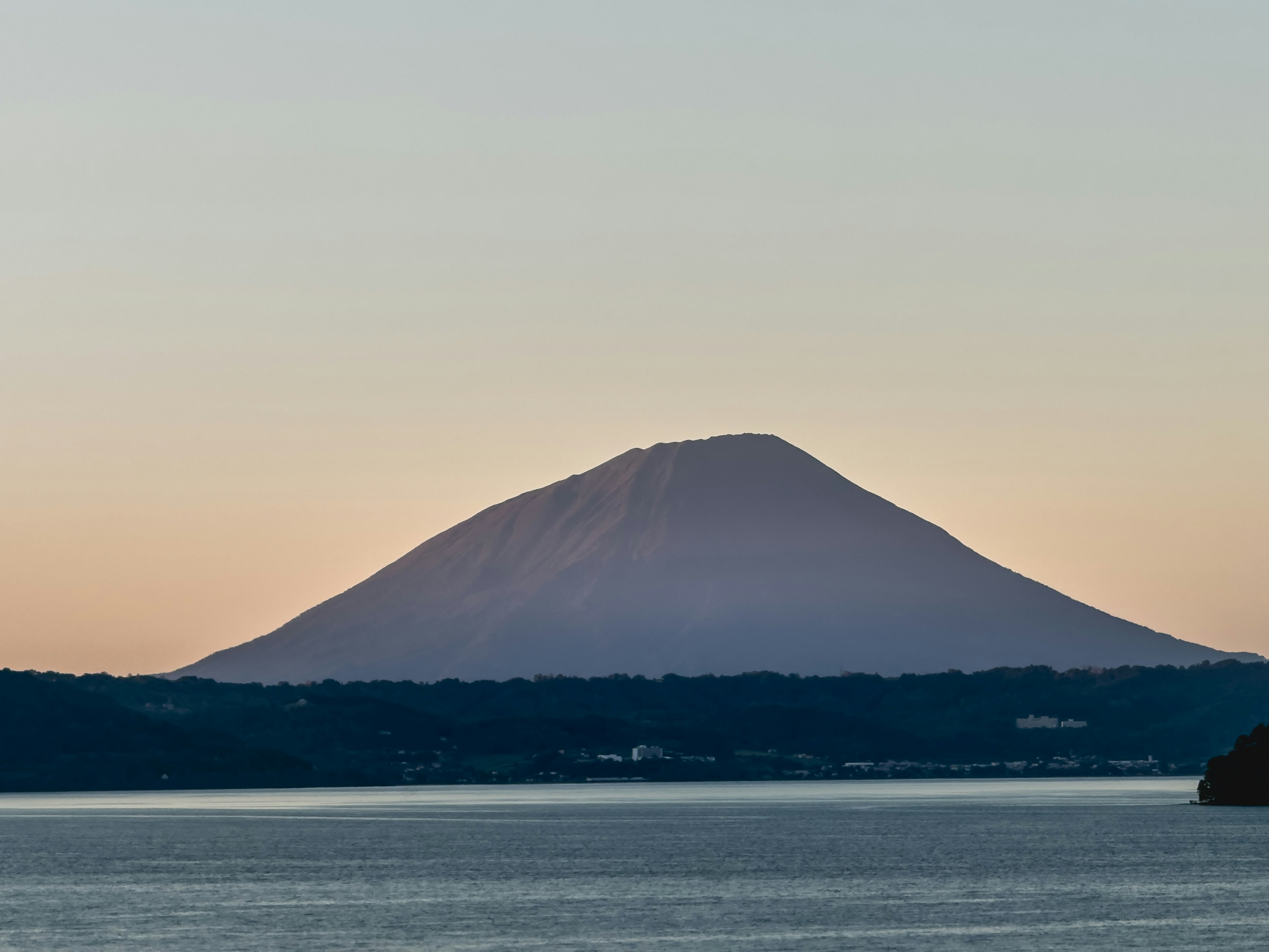 Silhouette d'une belle montagne au coucher du soleil avec des teintes douces