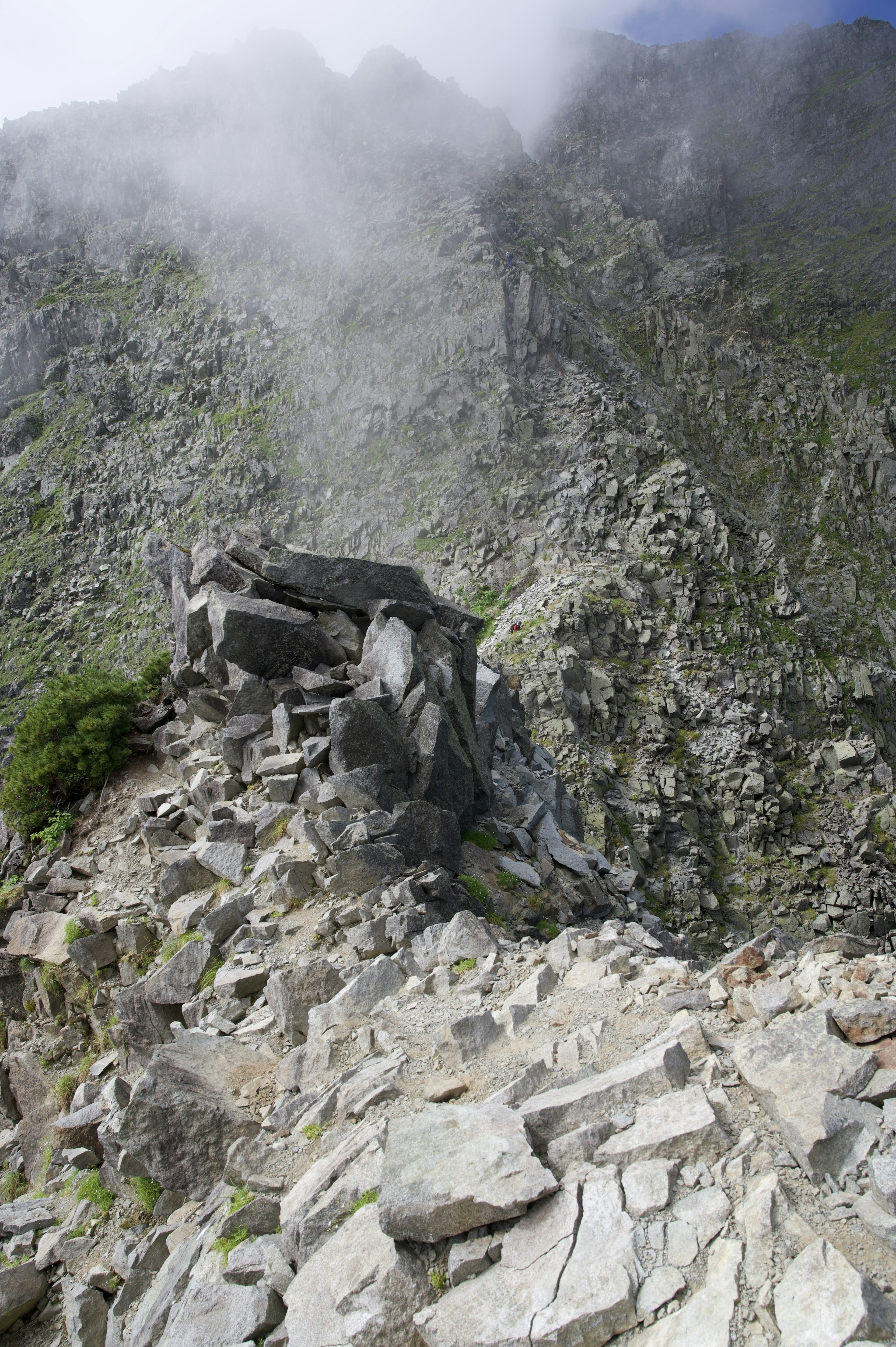 Paysage montagneux rocheux avec brouillard