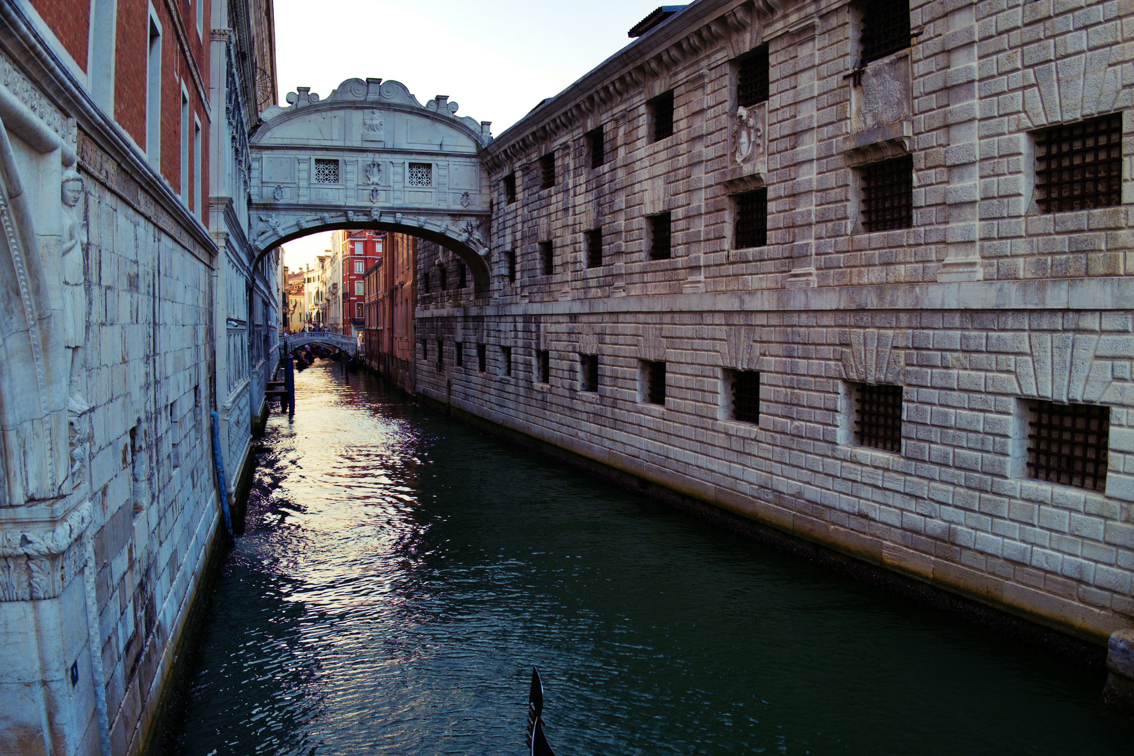 Vue d'un canal calme près du Pont du Rialto à Venise